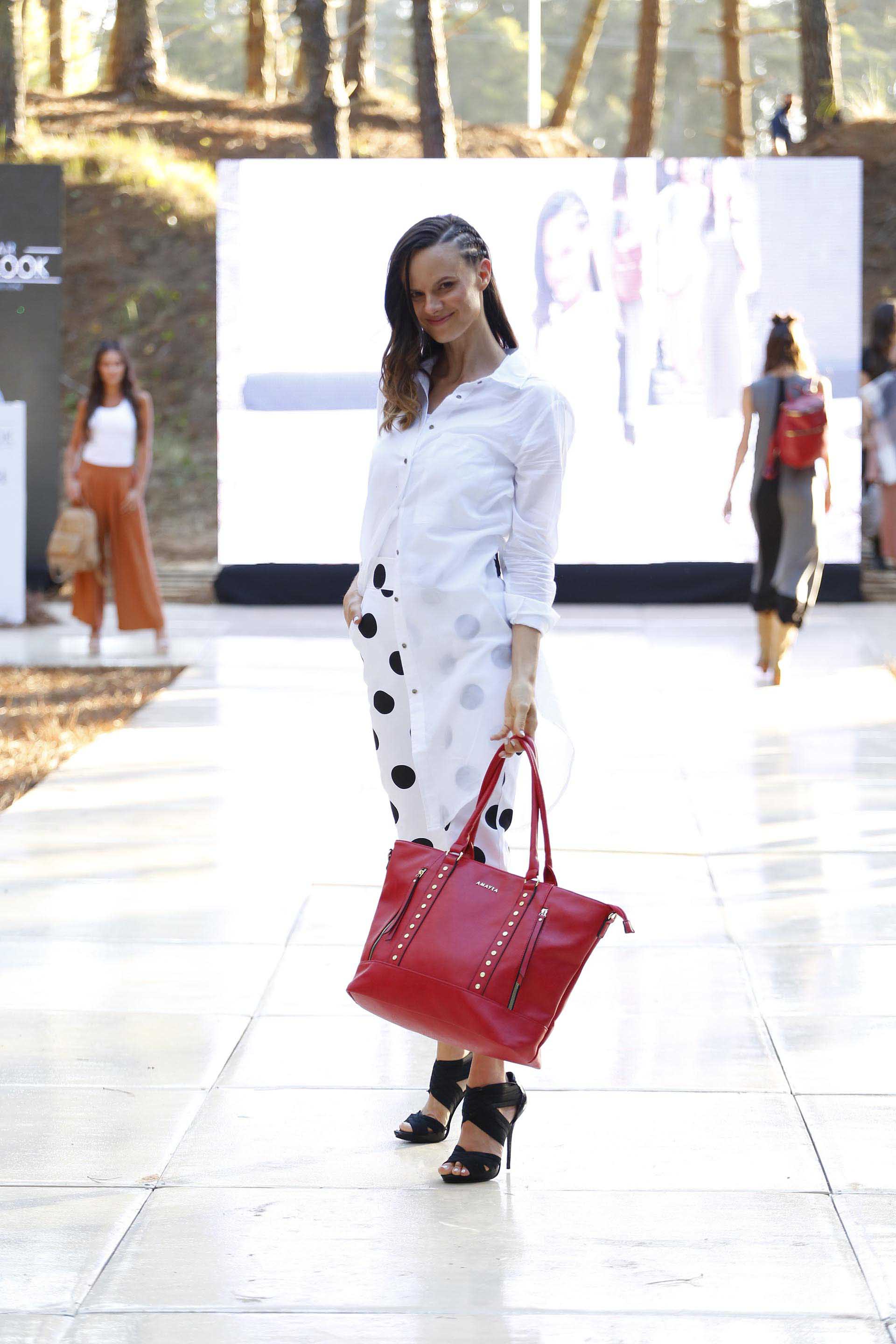 Amayra está inspirada en una mujer simple y moderna y nos presenta por tercer año consecutivo su nueva colección otoño invierno 2021. Con su paleta de colores neutros mantiene un estilo clásico pero también se atreve a seguir sumando nuevas texturas que aportan personalidad a todos tus accesorios convirtiéndolos en básicos infaltables. En pasarela Nancy Rodríguez