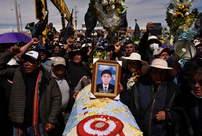 Familias de Perú lamentan muerte de víctimas de protesta en Juliaca