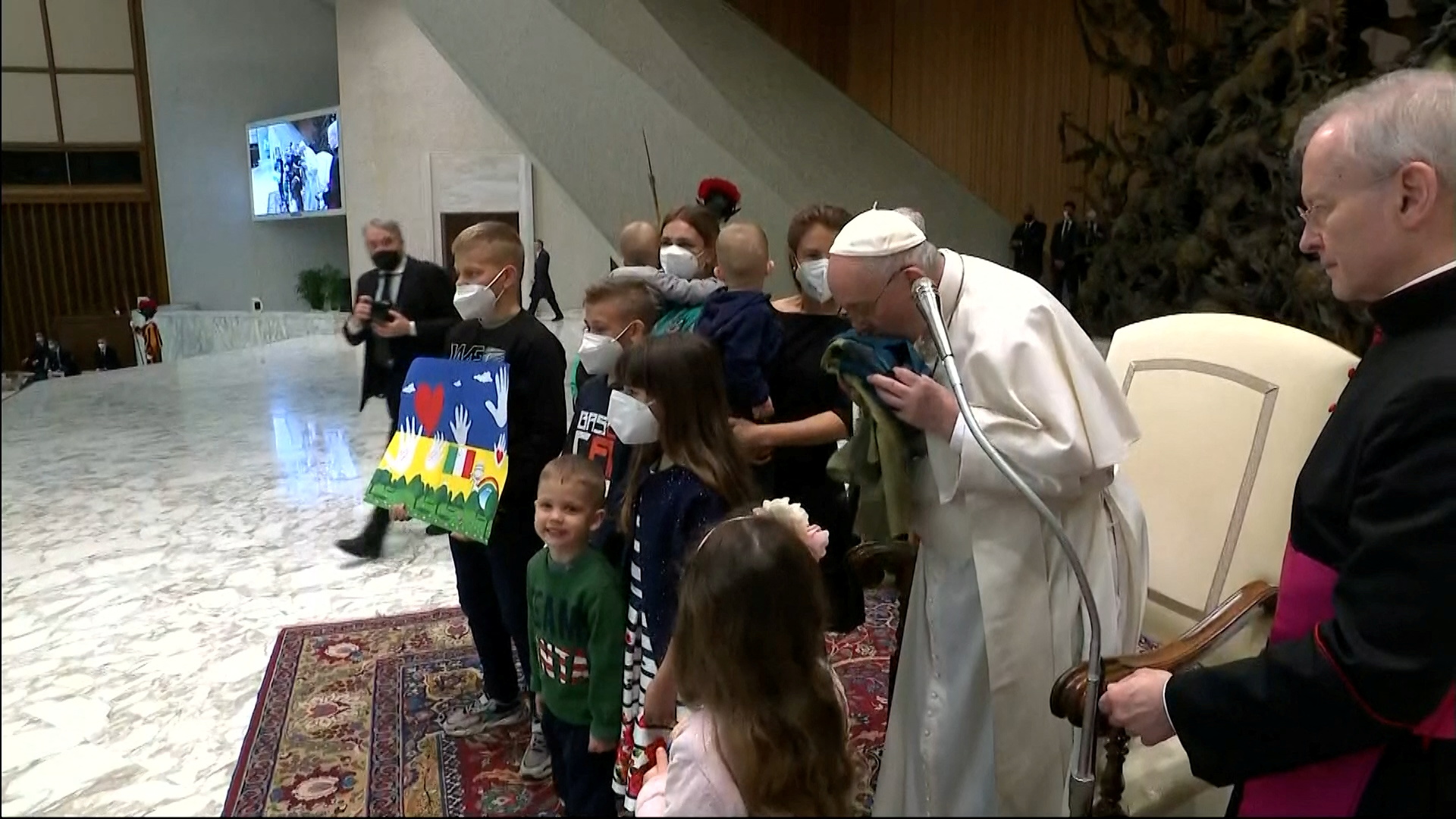 El beso del papa a la bandera de Ucrania (REUTERS TV/Vatican Media/REUTERS)