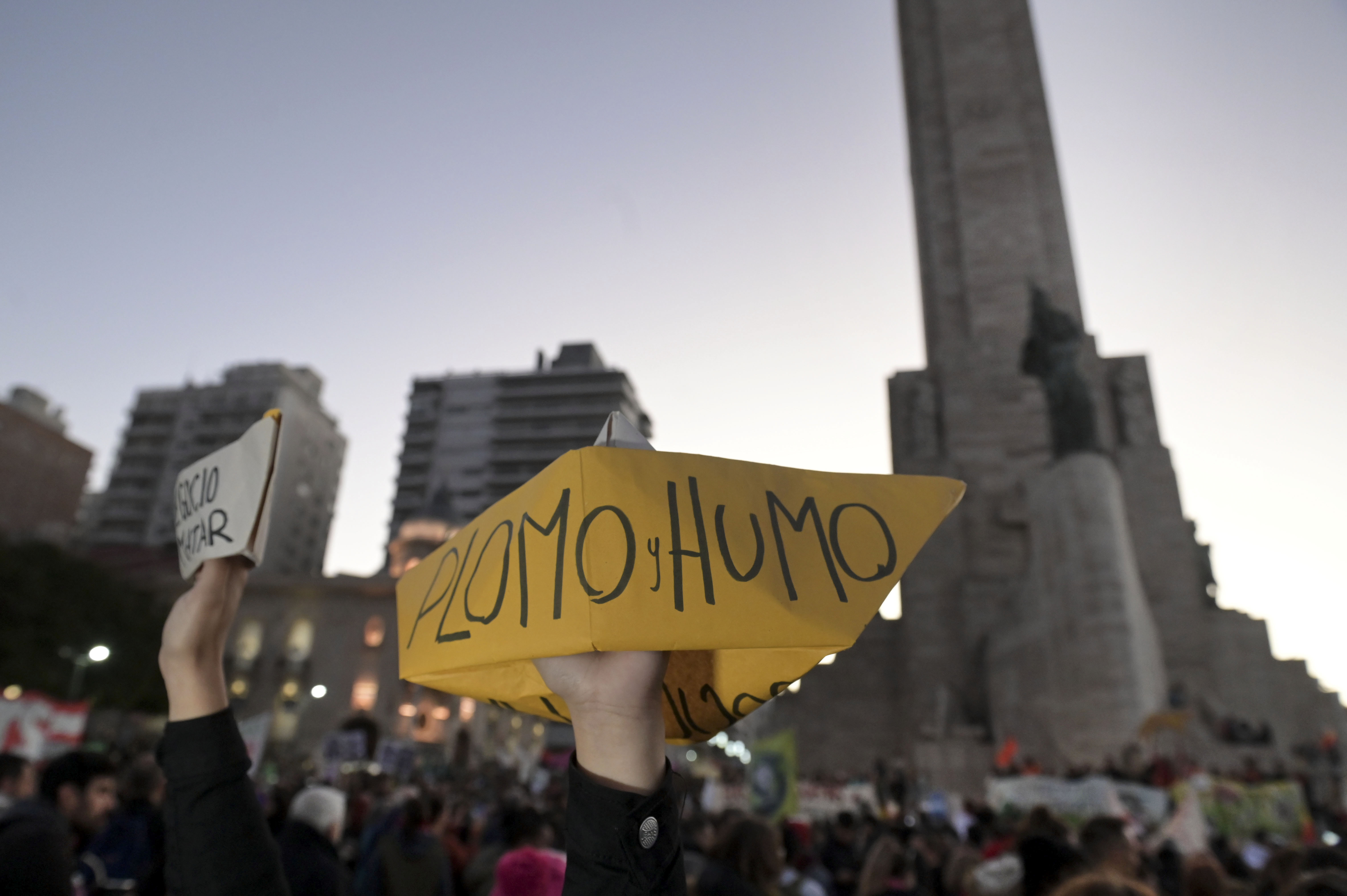 Una multitud se manifestó en el Monumento a la Bandera en Rosario contra los incendios en las islas. En el mismo momento de la convocatoria de fondo se veían focos de incendios en las islas entrerrianas. (foto Sebastián Granata)