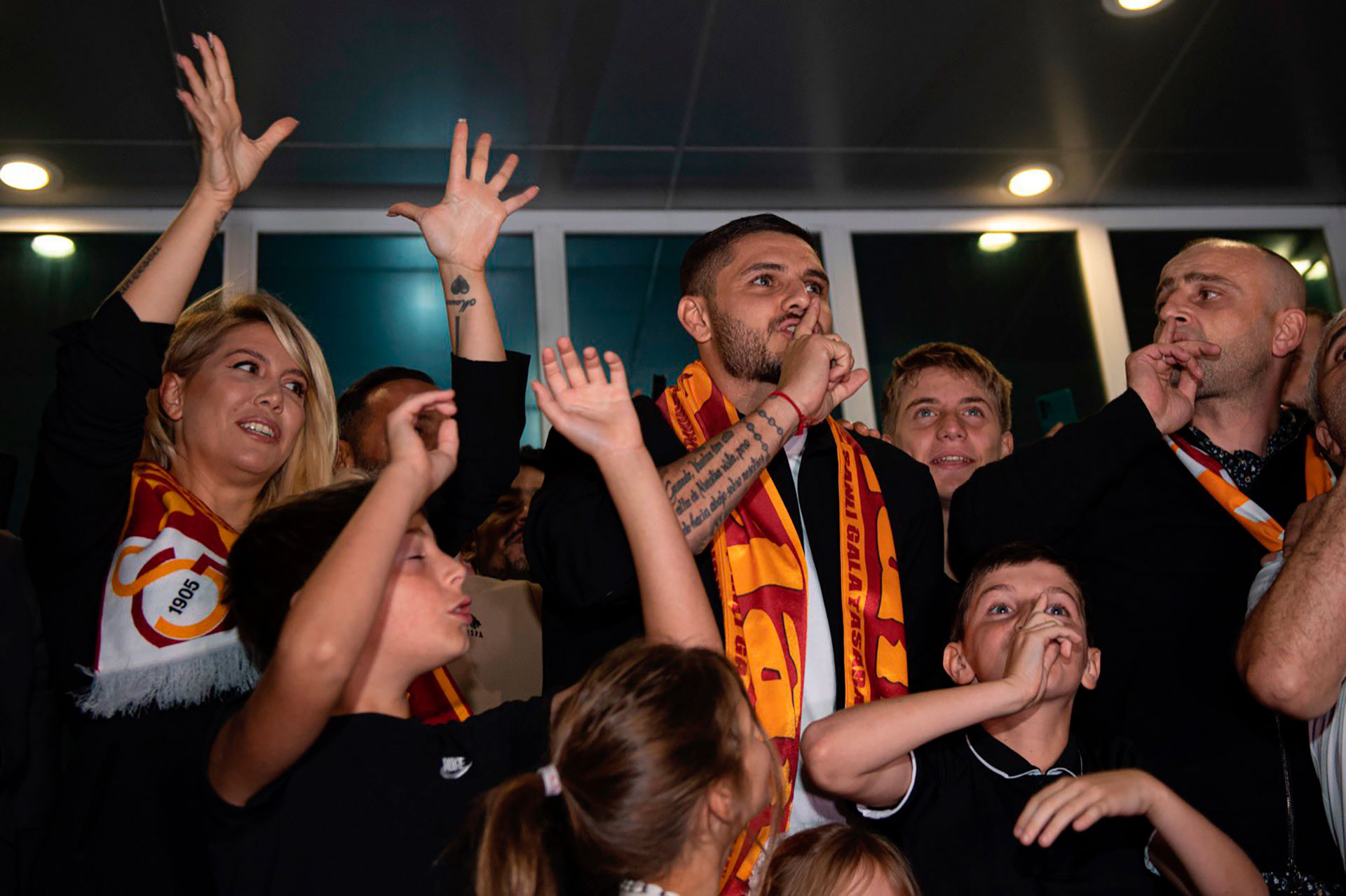 Wanda Nara, Mauro Icardi y sus hijos realizan el ritual de la hinchada del Galatasaray, en su arribo al elenco turco (Twitter/Galatasaray)