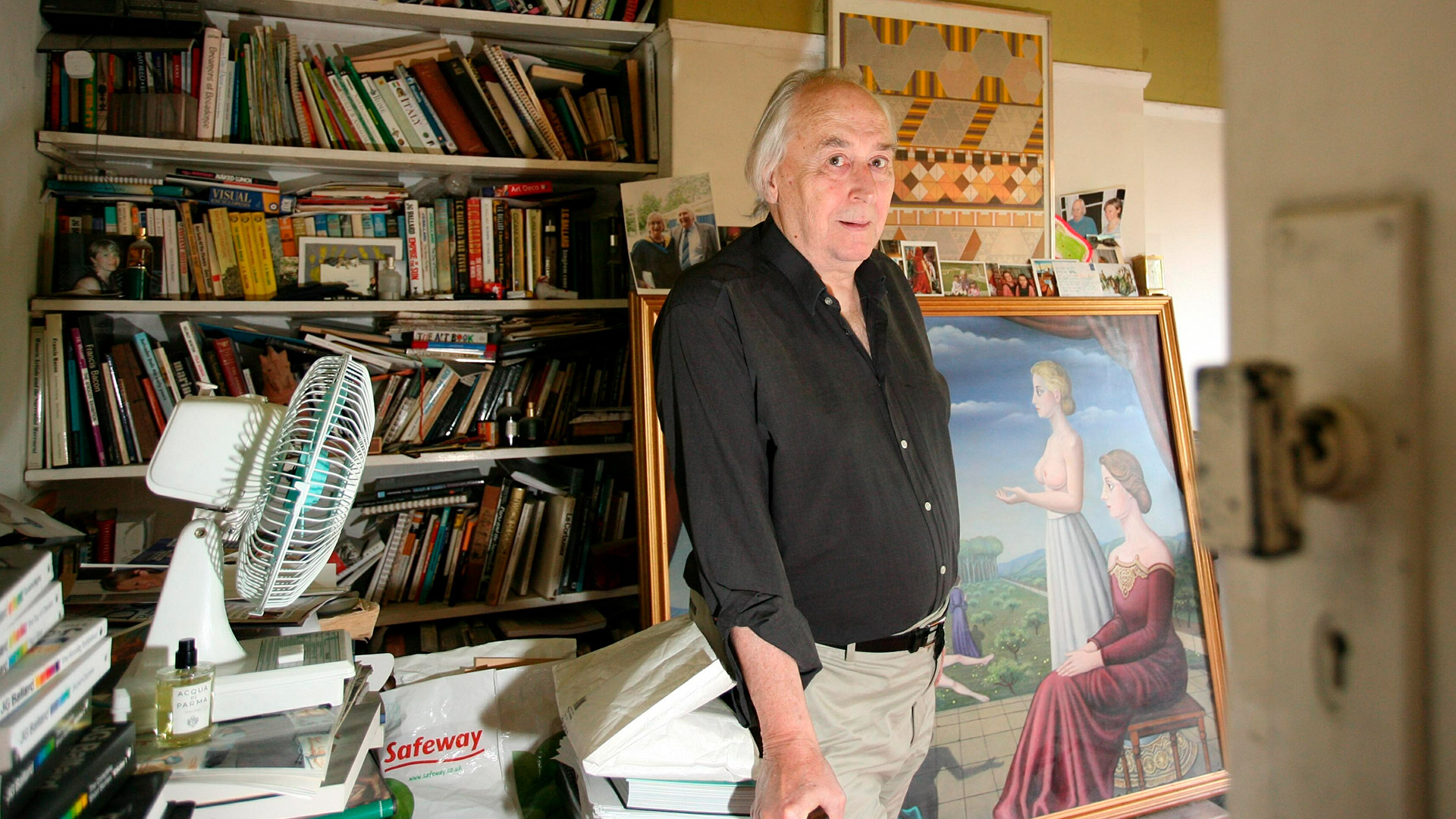 JG Ballard en sus últimos años, en su casa de Shepperton. El imaginario sci-fi del autor de "La exhibición de atrocidades" influyó fuertemente en Ian Curtis (John Lawrence/Shutterstock)