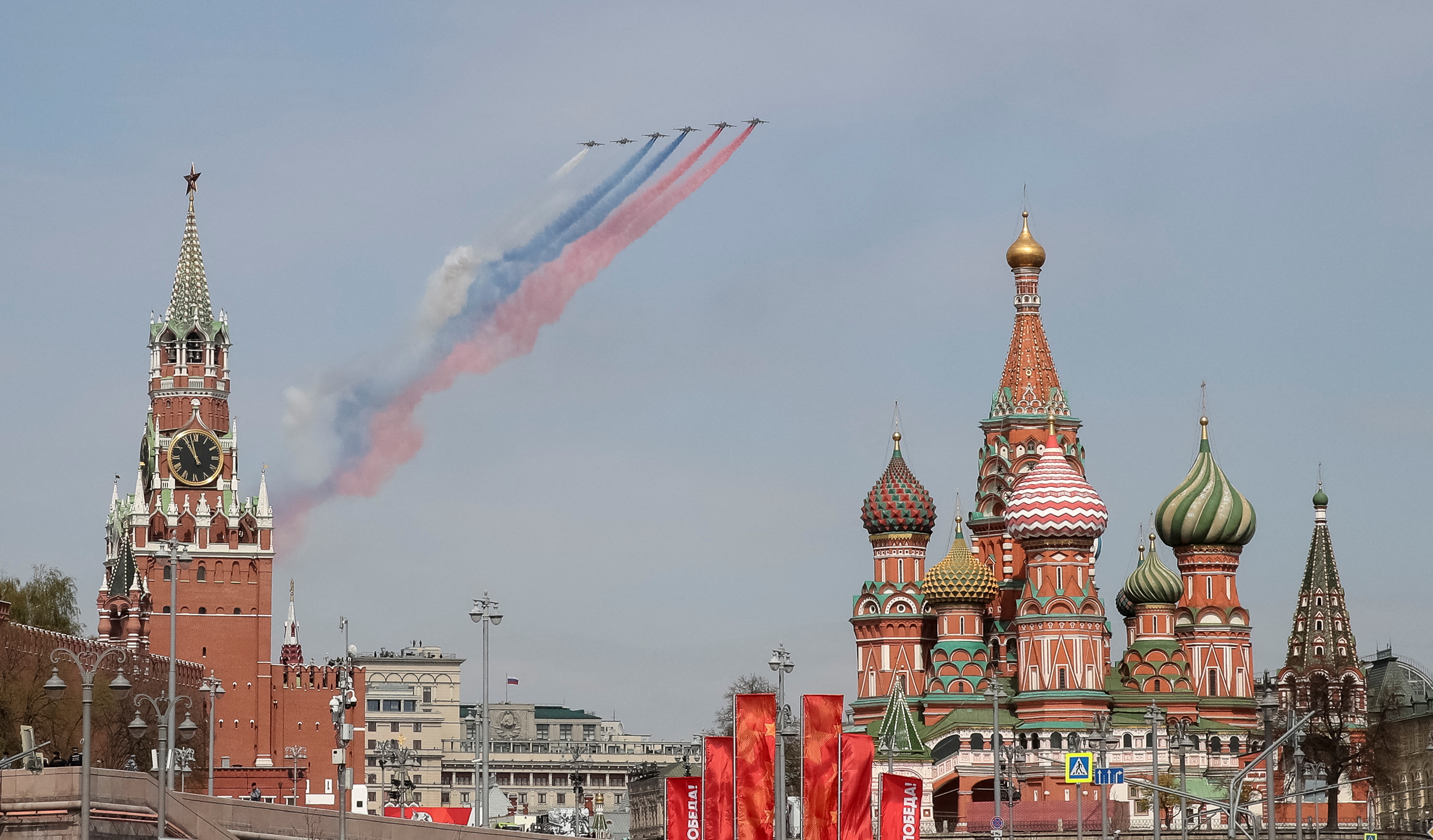 Cazas Su-25 sobre la Plaza Roja (Reuters)