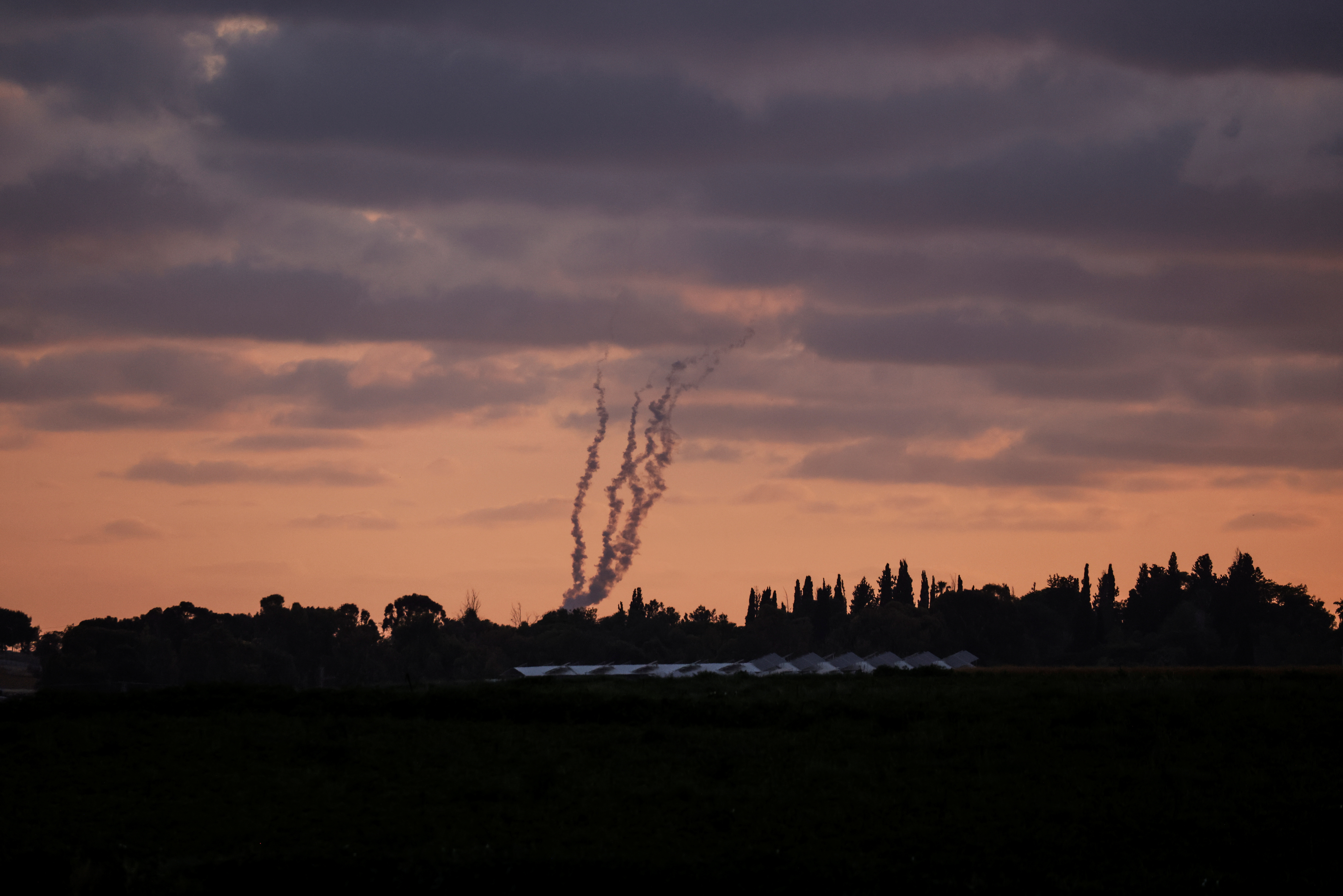 Se ven rastros de humo cuando se lanzan cohetes desde la Franja de Gaza hacia Israel, visto desde el lado israelí el 17 de mayo de 2021. REUTERS / Amir Cohen