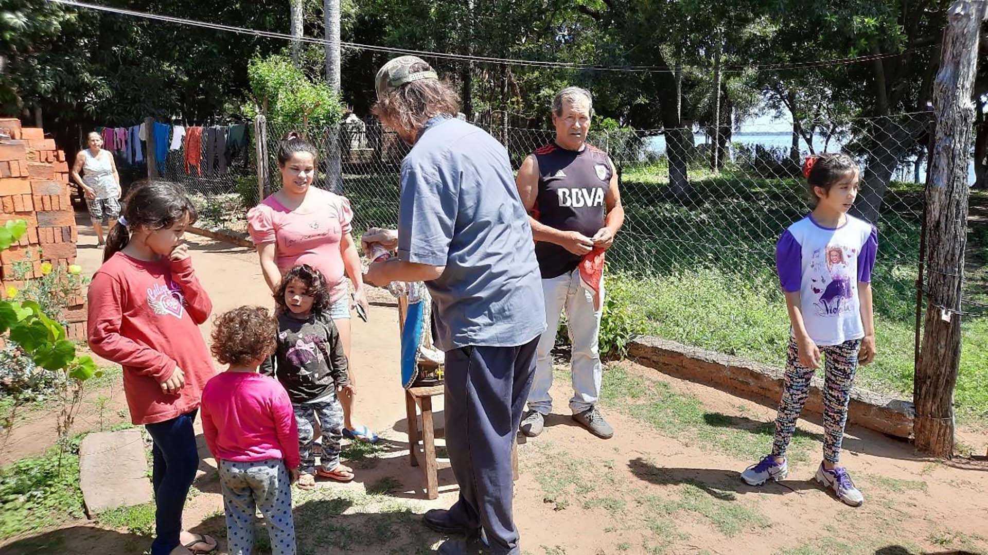 El padre "Pepe" Di Paola está al frente de la iniciativa para alejar a los pibes de la droga