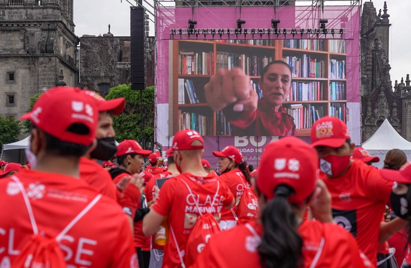 Usuarios de Twitter criticaron fuertemente a la jefa de Gobierno por clase masiva de box que se realizó la mañana de este sábado en la plancha del Zócalo capitalino. (Foto:@Claudiashein)