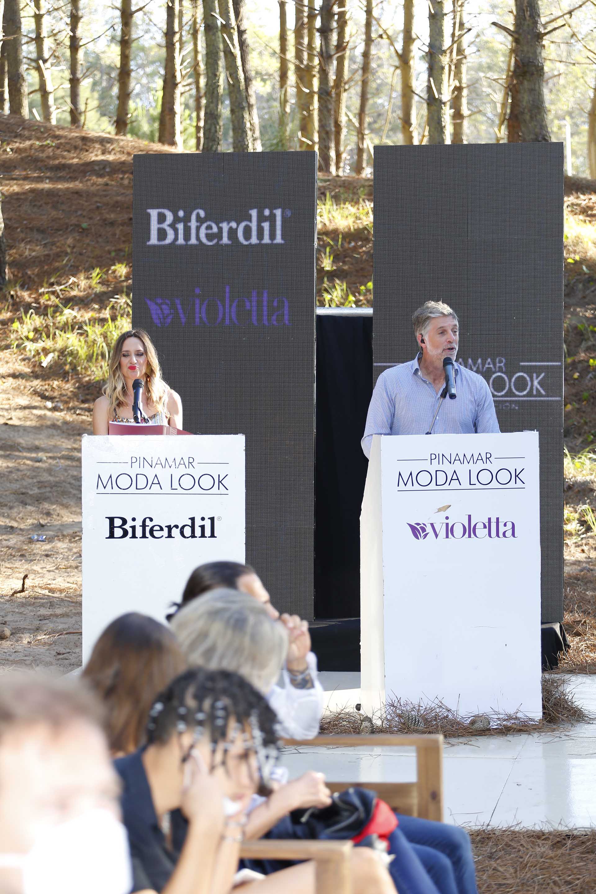 Los condutores del Pinamar Moda Look 2021, Soledad Villareal y Horacio Cabak, cuya edición número 17 se llevó, a cabo en el bosque de Pinamar