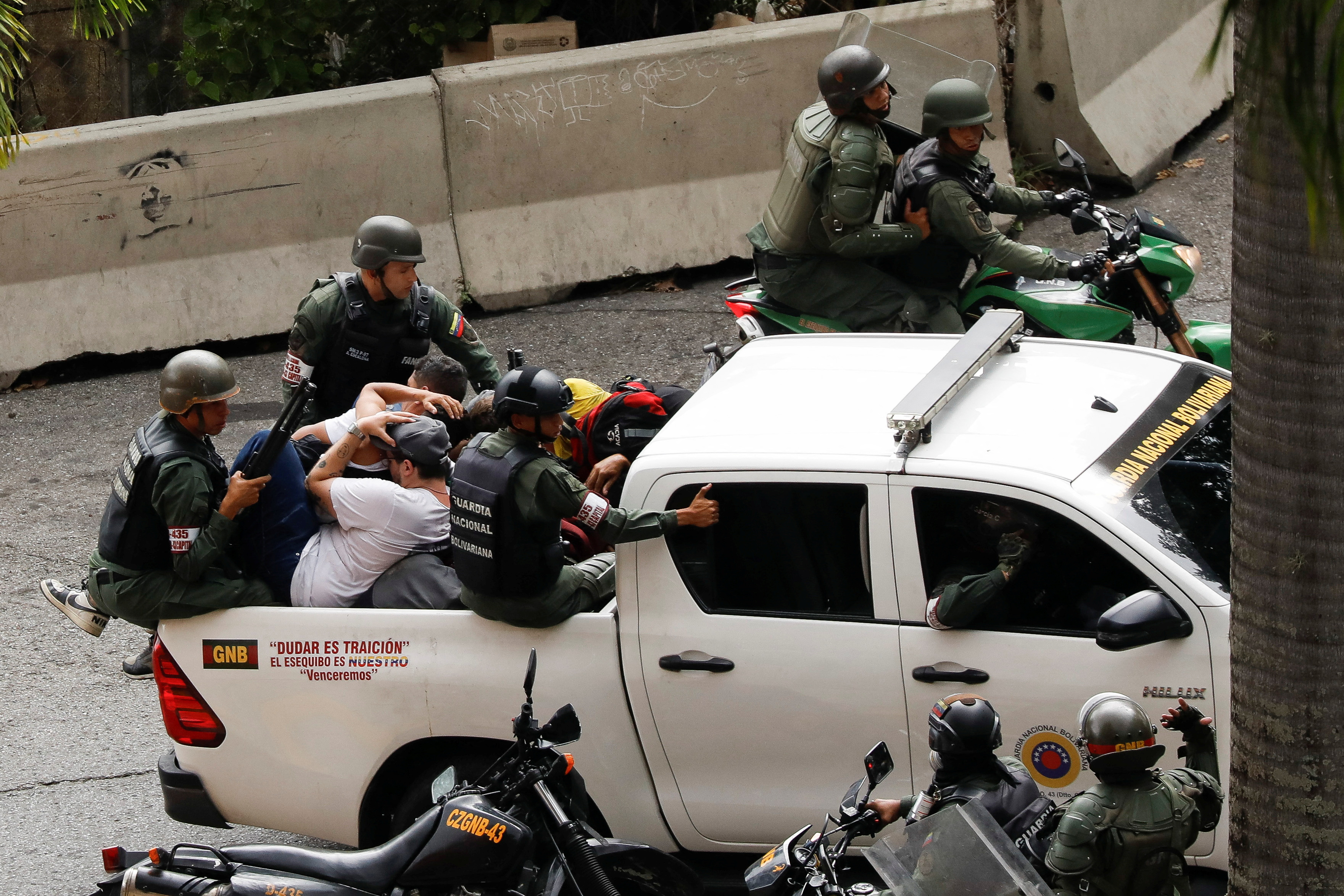 Aumentaron a 13 los civiles asesinados durante las protestas contra el fraude en Venezuela