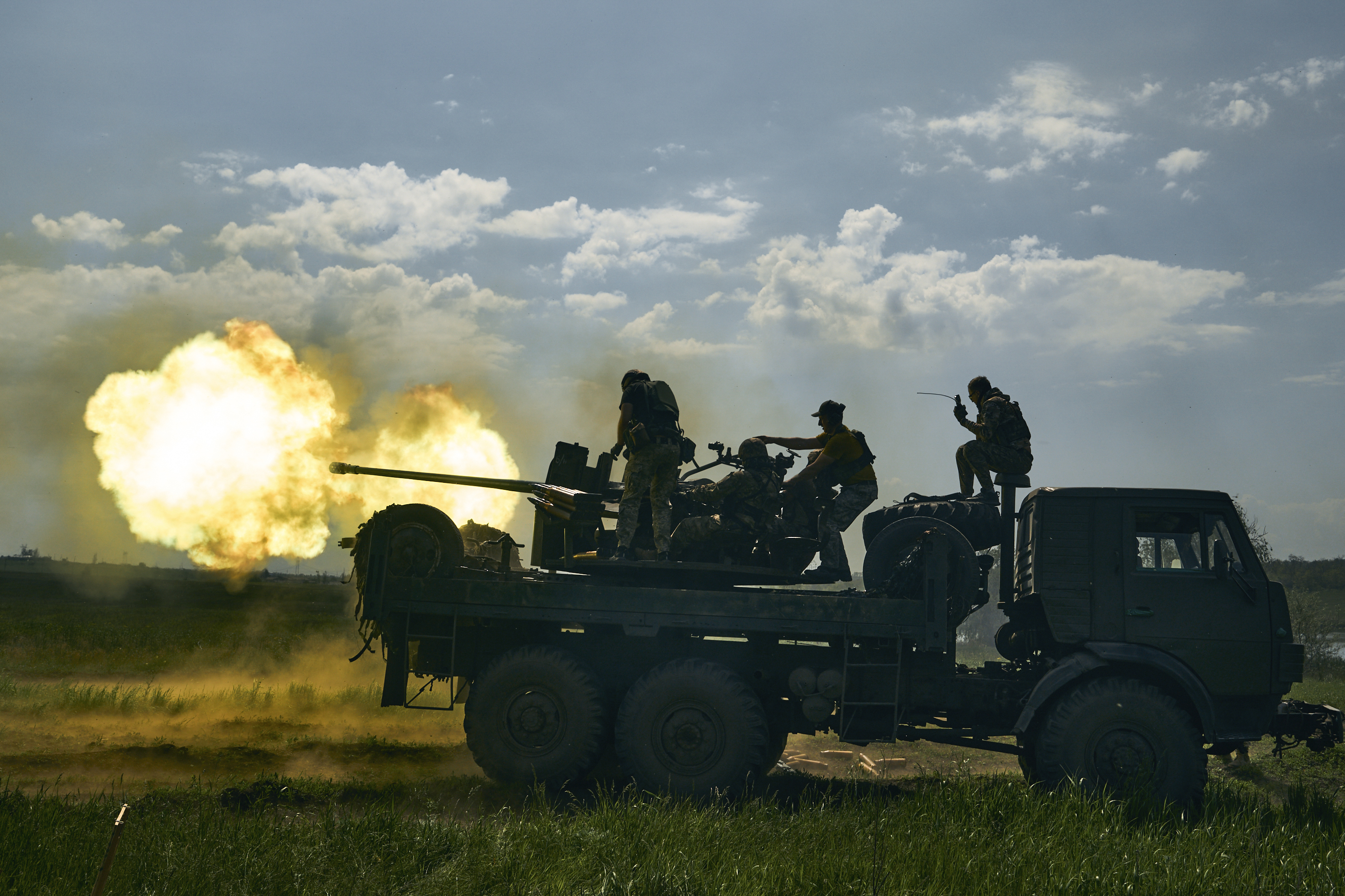 Soldados ucranianos disparan un cañón cerca de Bkhmut el 15 de mayo de 2023, en la región de Donetsk Ucrania. (AP Foto/Libkos, archivo)