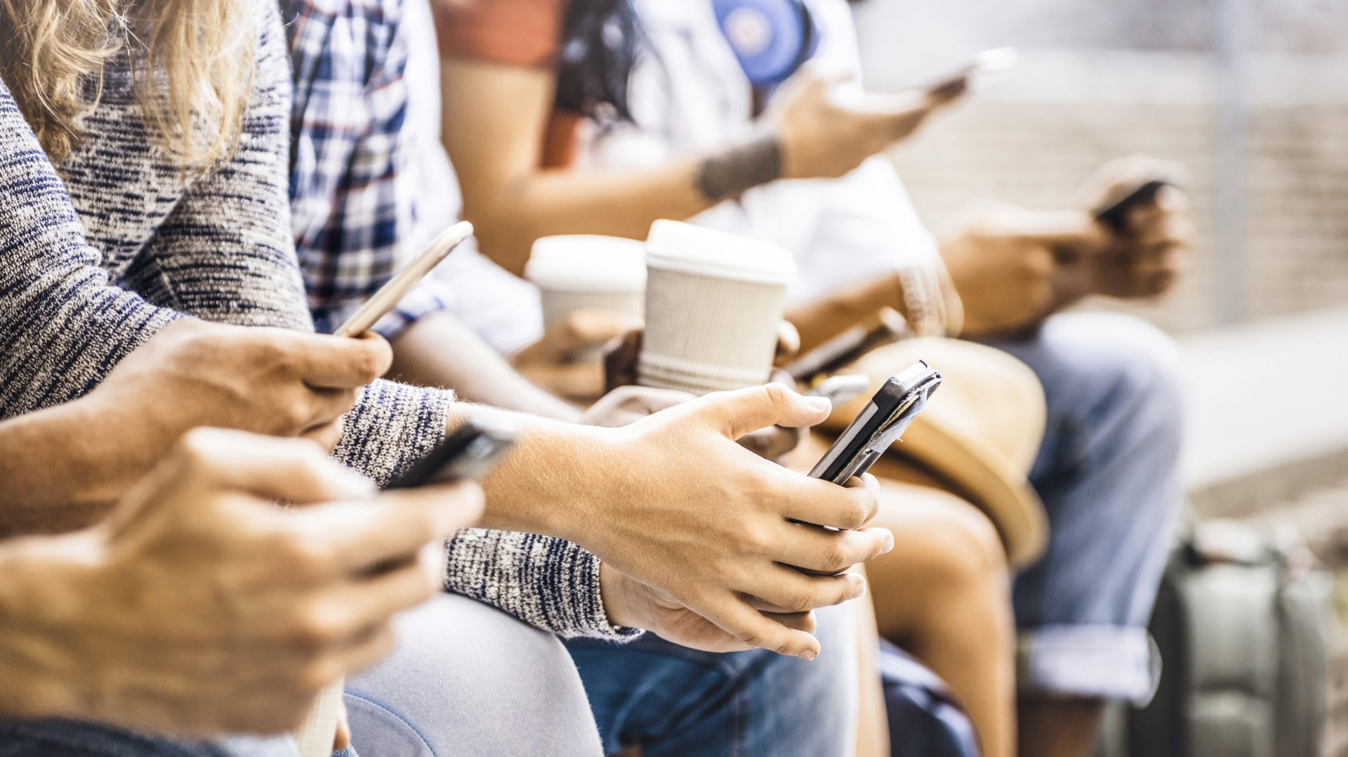 Tarifas de celulares e Internet: autorizaron subas mensuales en torno al 4% hasta abril para alinearlas con Precios Justos