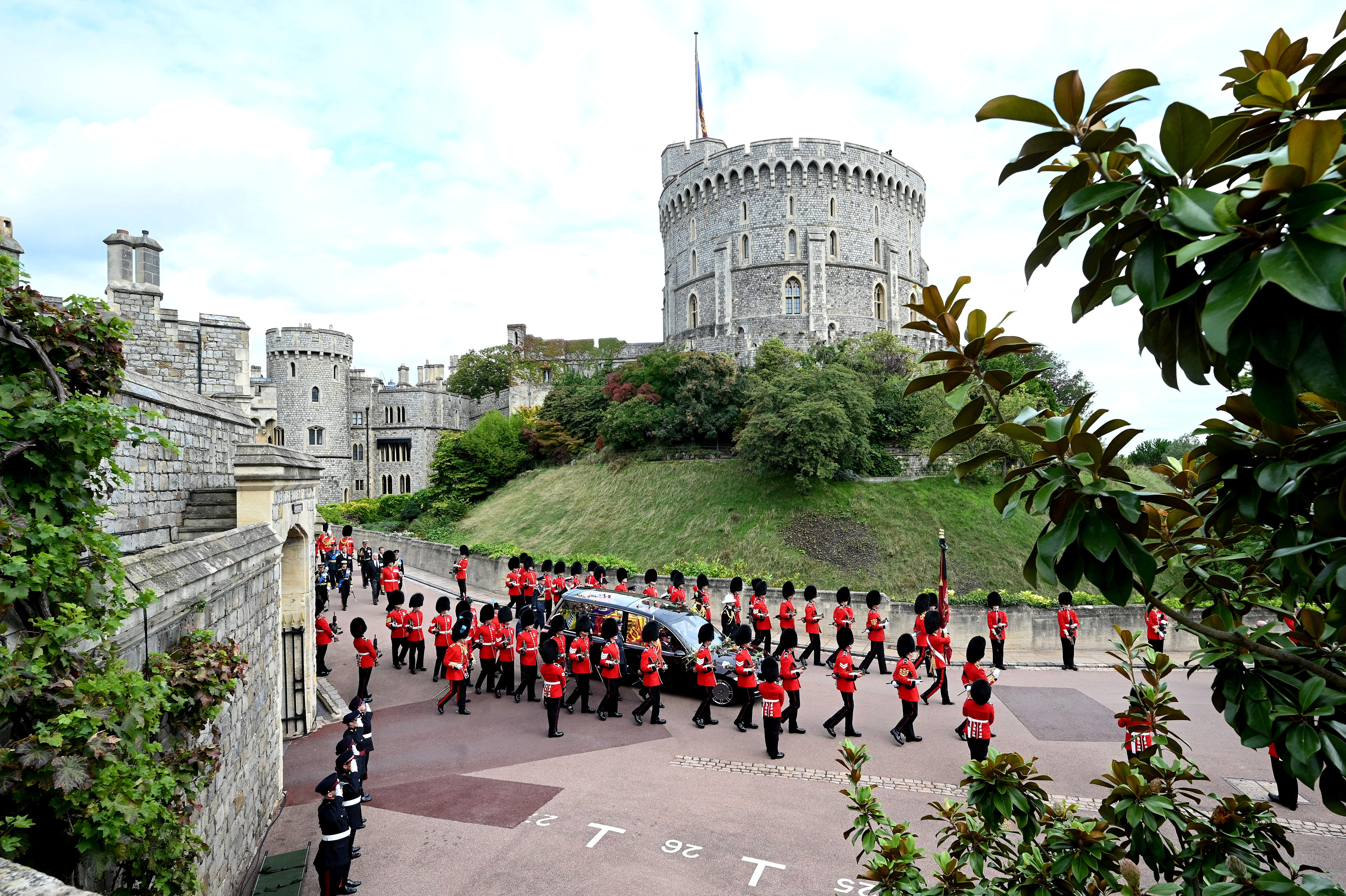 El servicio de entierro en la Capilla de San Jorge, en el Castillo de Windsor, tuvo lugar después del funeral de estado en la Abadía de Westminster. Siguió un entierro privado en la Capilla Conmemorativa del Rey Jorge VI. 