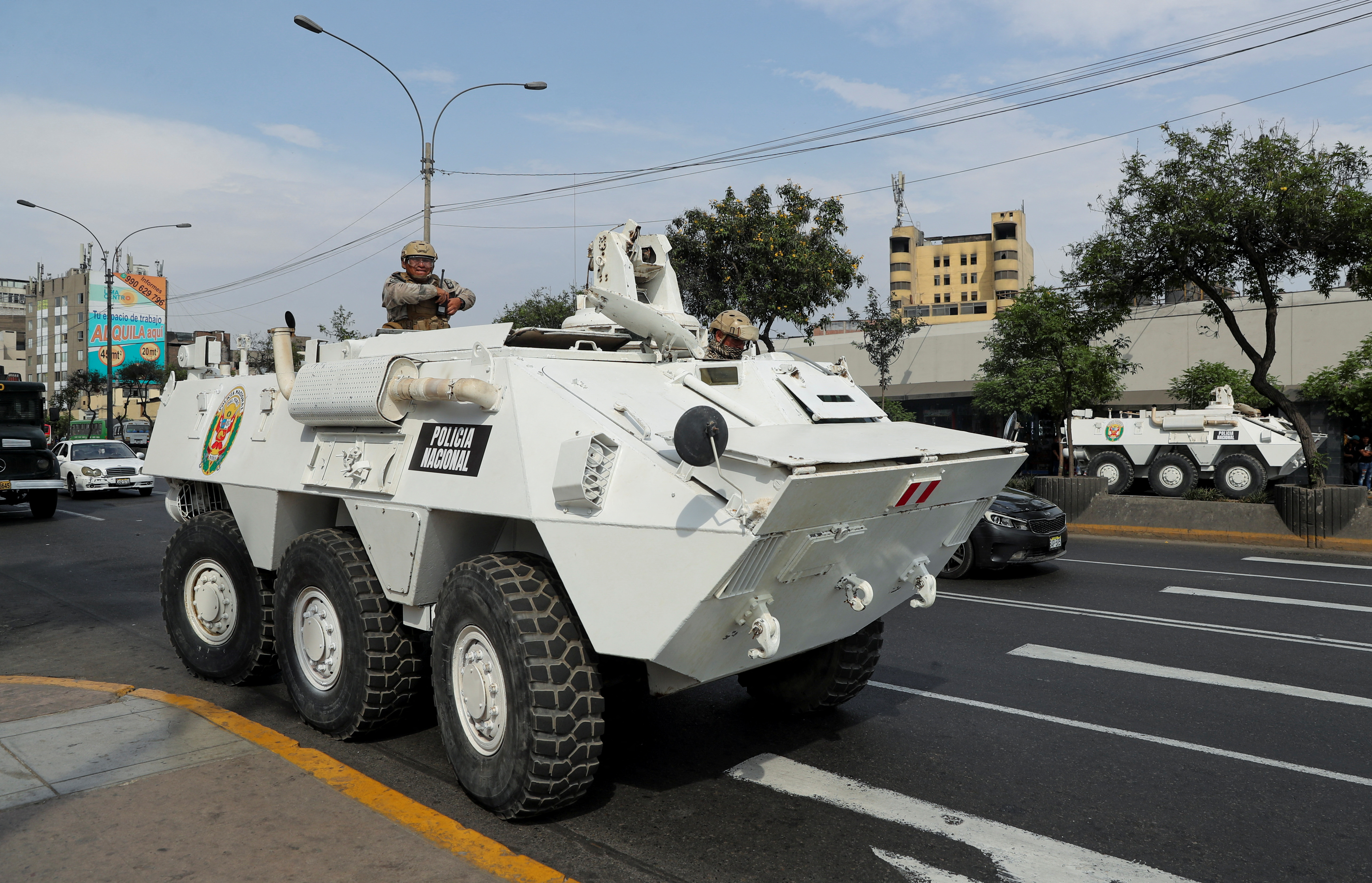 Se ven vehículos blindados de la policía mientras los manifestantes participan en la marcha 'Tomar el control de Lima' para manifestarse contra la presidenta de Perú, Dina Boluarte REUTERS/Sebastian Castaneda