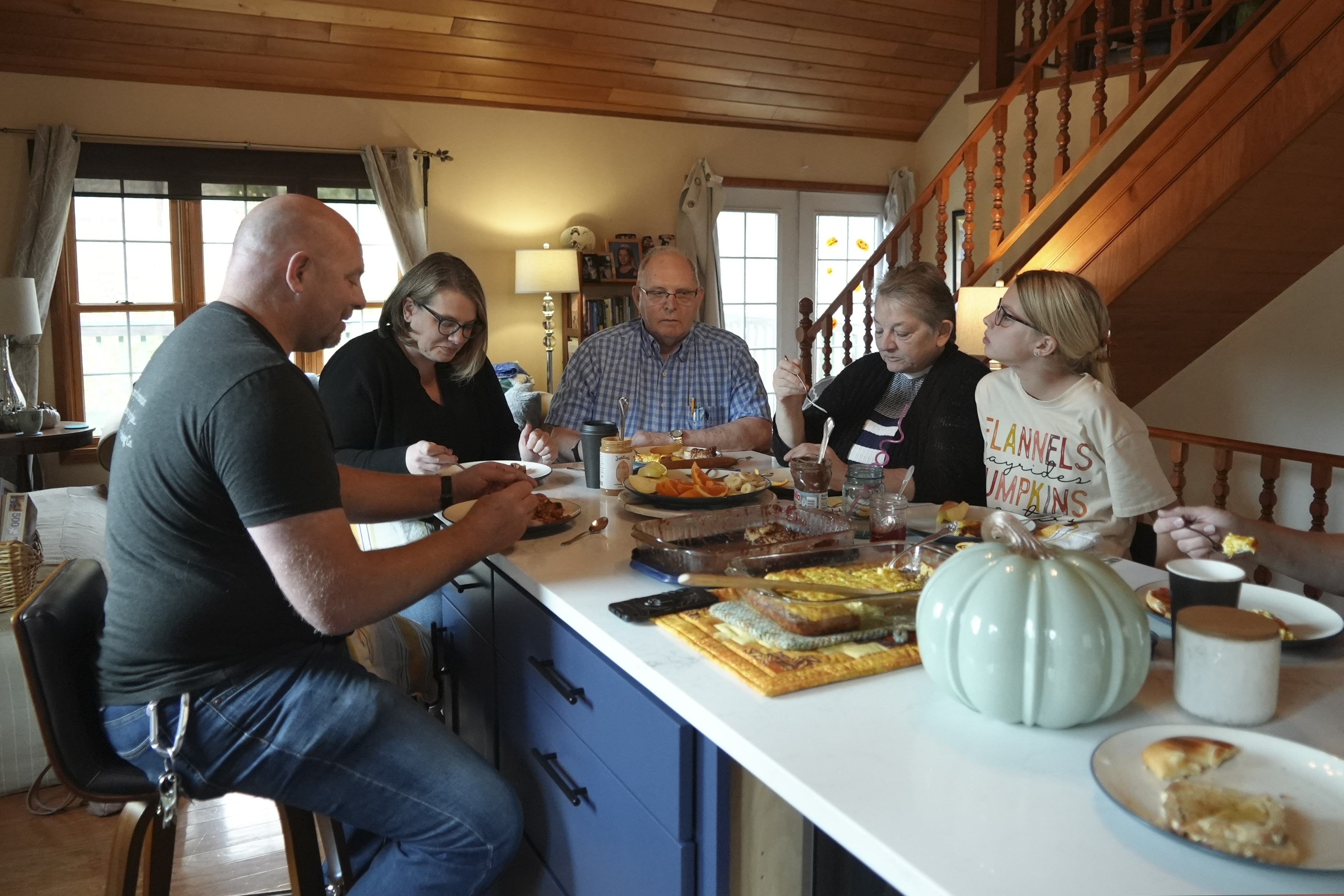 Una familia desayuna en Manson, Washington (AP Foto/Shelby Lum)