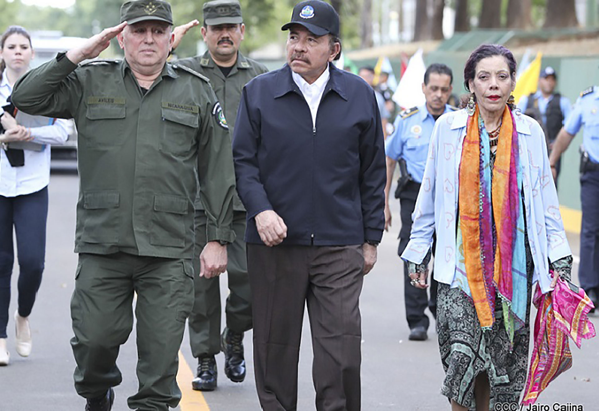 En Nicaragua hay 27 altos funcionarios sancionados por el Departamento del Tesoro de Estados Unidos. Entre ellos está el general Julio César Avilés, a quien se ve en la gráfica a la par de Ortega y Rosario Murillo. (Foto tomada de 19 Digital)