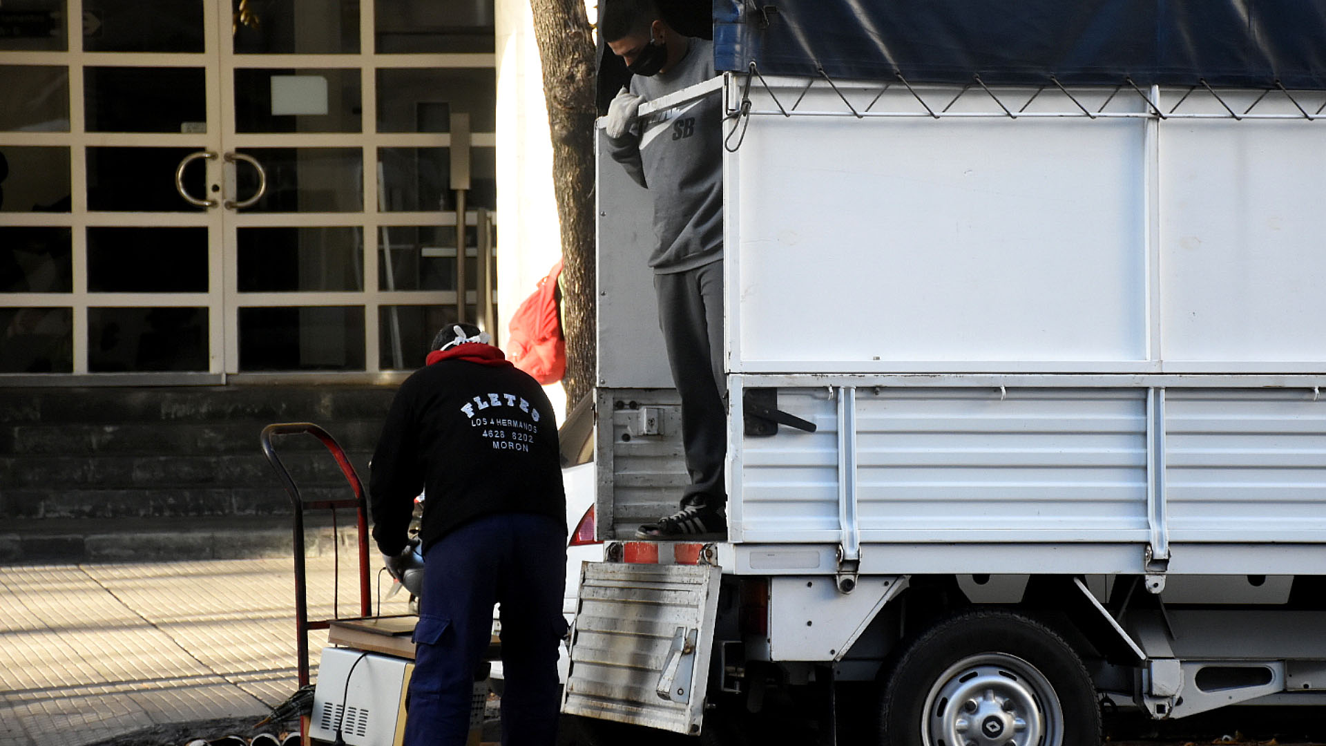 Uno de los camiones de mudanzas que comenzaron a recorrer las calles de la Ciudad de Buenos Aires