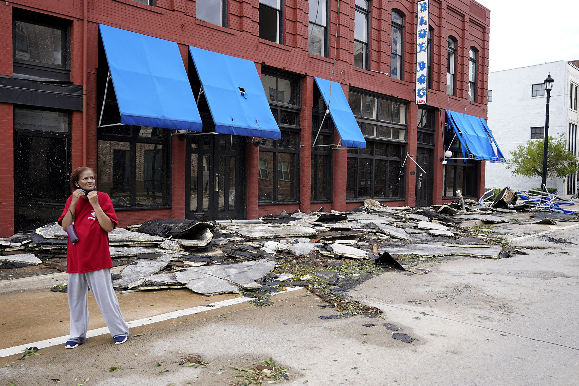 Una mujer pasa por una calle cerca de negocios que fueron destruidos por el huracán Laura en Lake Charles(Foto AP/Gerald Herbert)