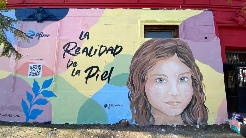 La muralista Julia Alonso hizo su aporte para generar conciencia sobre la afección