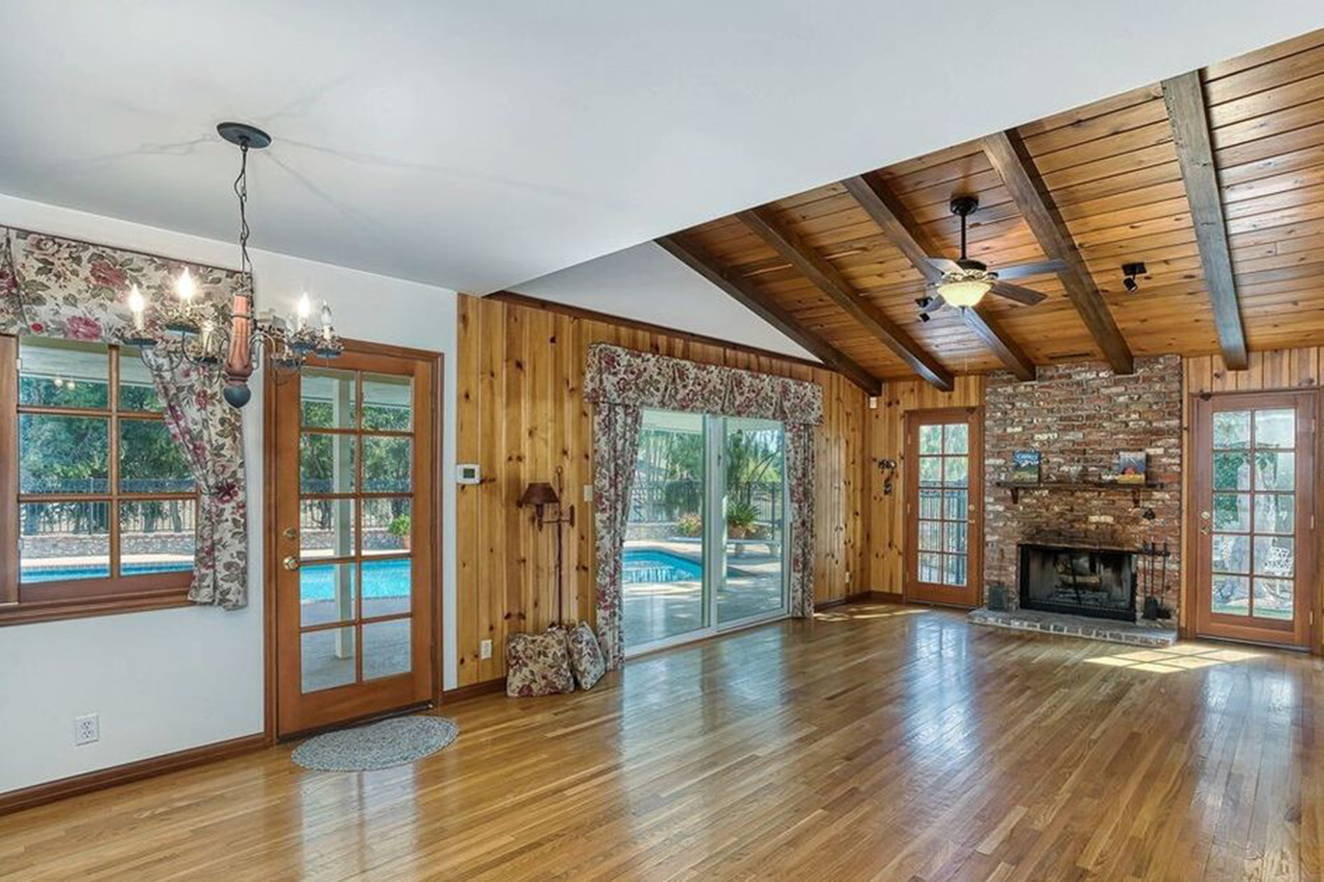 La casa está decorada con alfombras y paneles de madera 