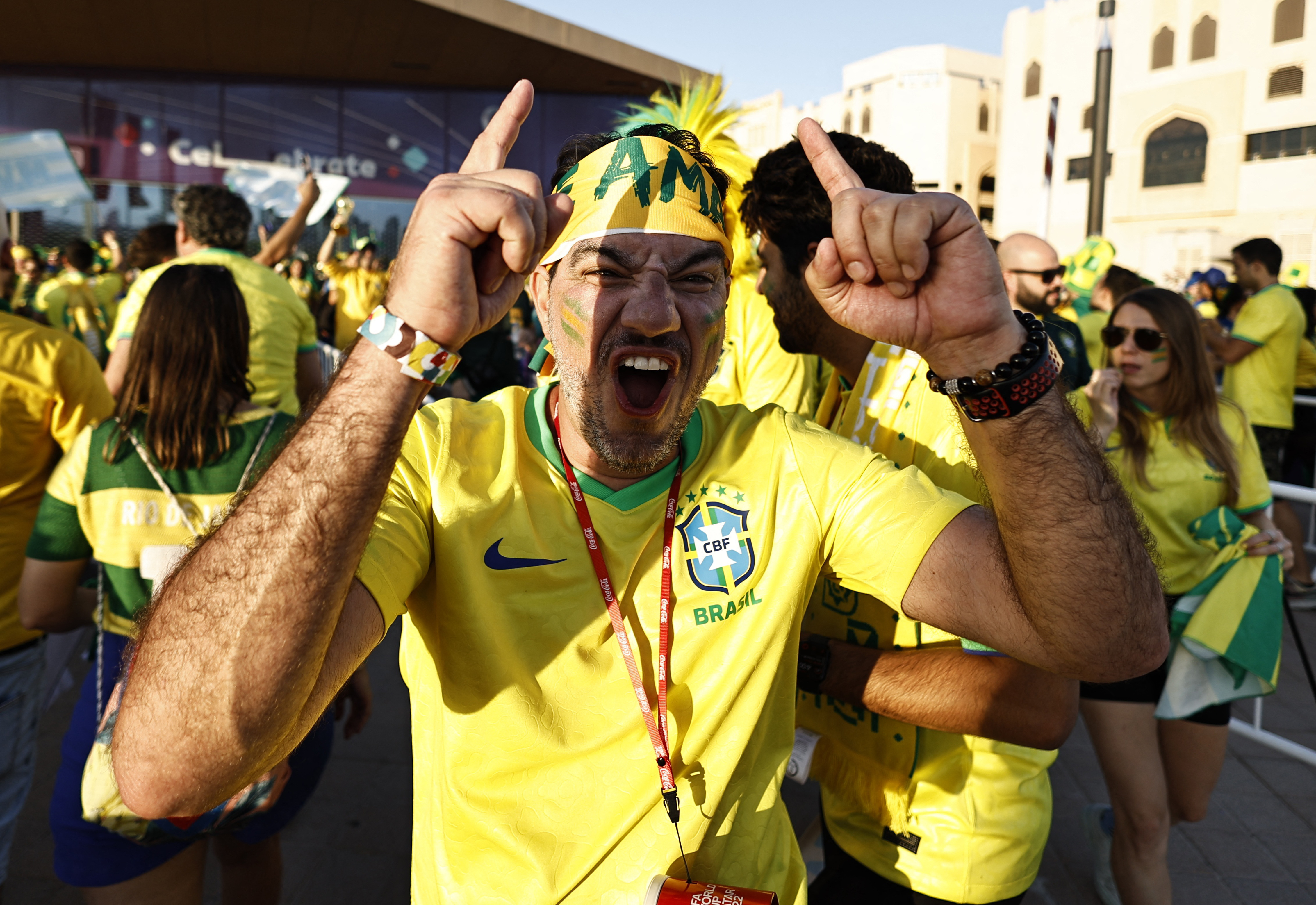 Fanáticos de Brasil arman la fiesta en la estación del Metro de Qatar previo a la llegada al estadio donde se disputará el partido ante Suiza.