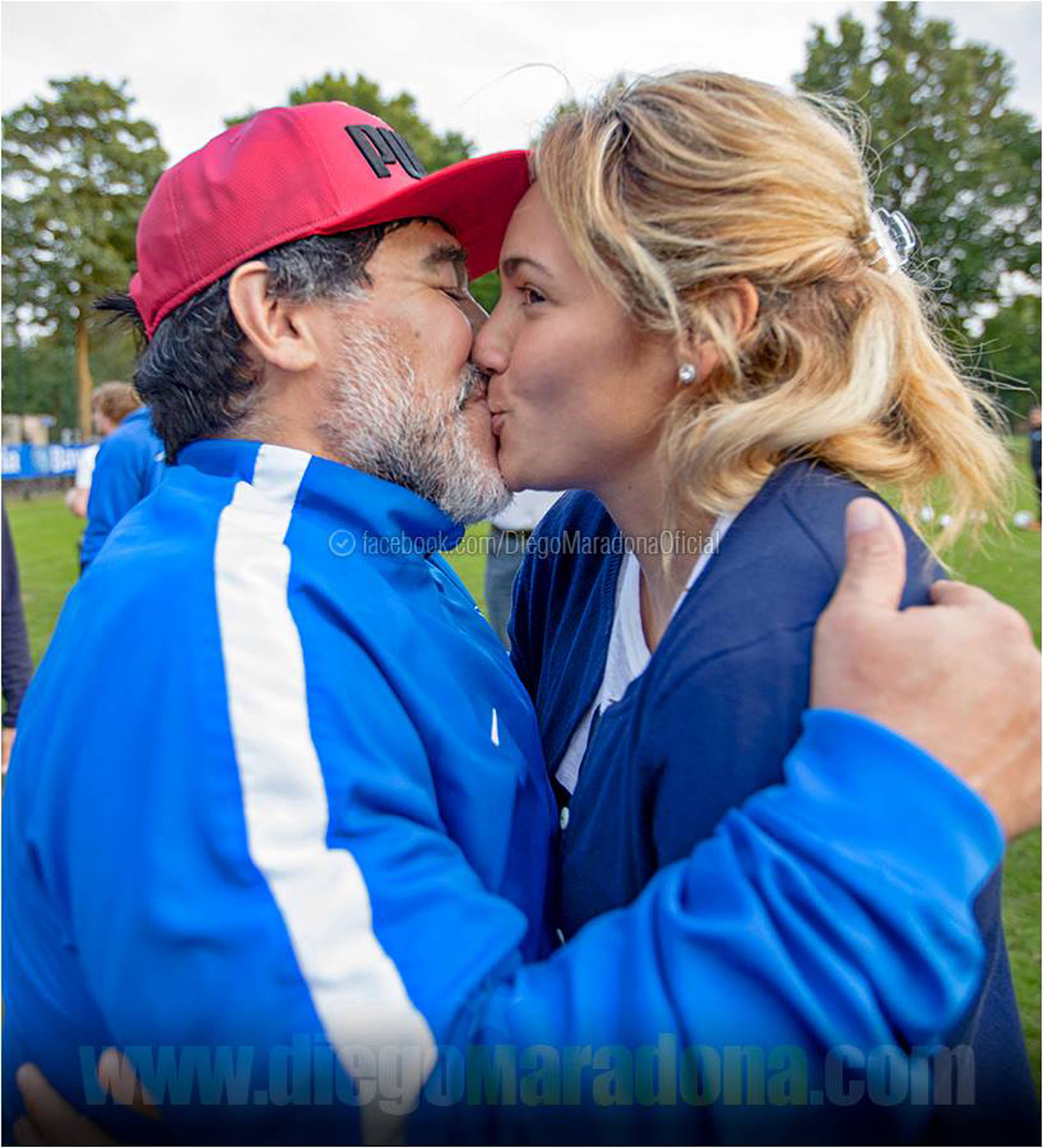Maradona publicó una foto dándole un beso a Rocío para dar por terminada la crisis en su relación