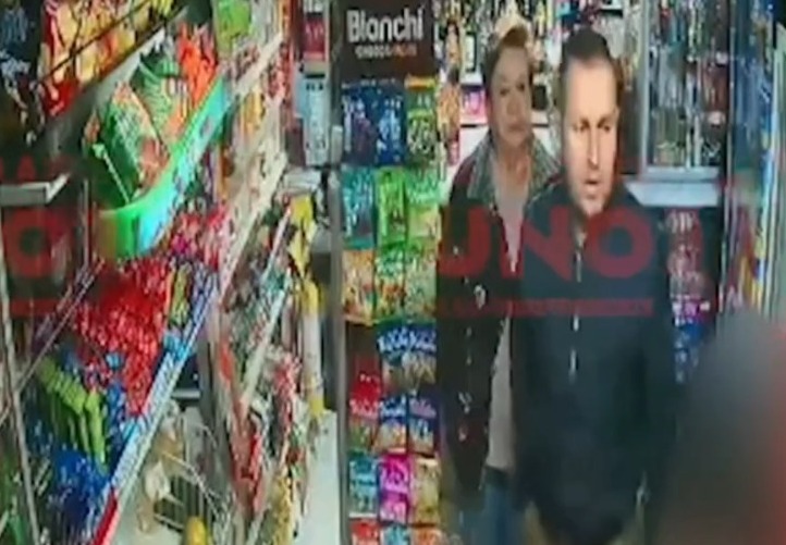 Él es el subintendente que oficiaba conductor del coronel de la Policía Óscar Dávila. En las imágenes aparece comprando una botella de agua para el alto oficial, justo en el momento en que Dávila apareció muerto. Foto @NoticiasUno/Twitter