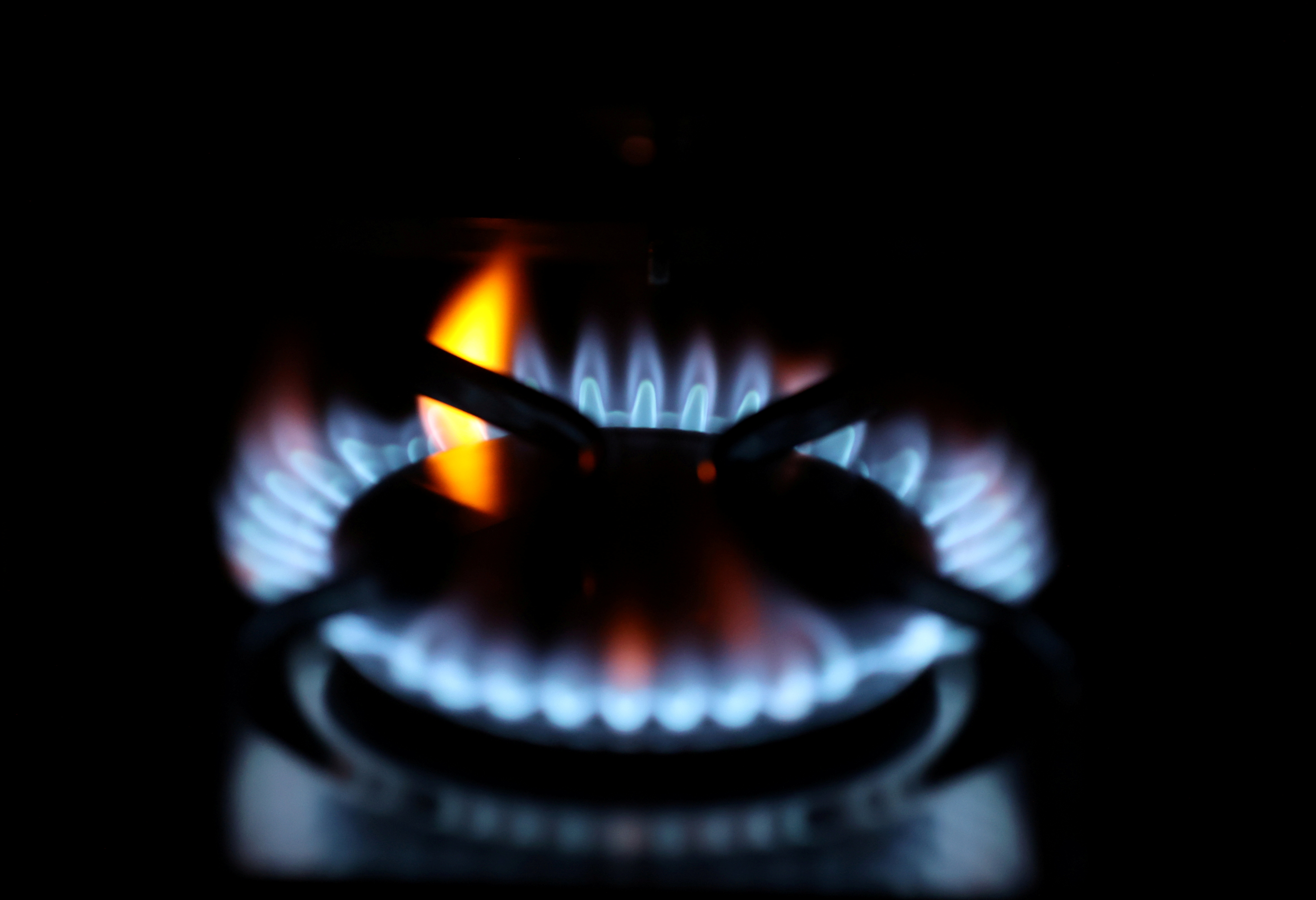FOTO DE ARCHIVO: Las llamas salen de un anillo de gas doméstico de un horno en Durham, Gran Bretaña, el 23 de septiembre de 2021. REUTERS/Lee Smith