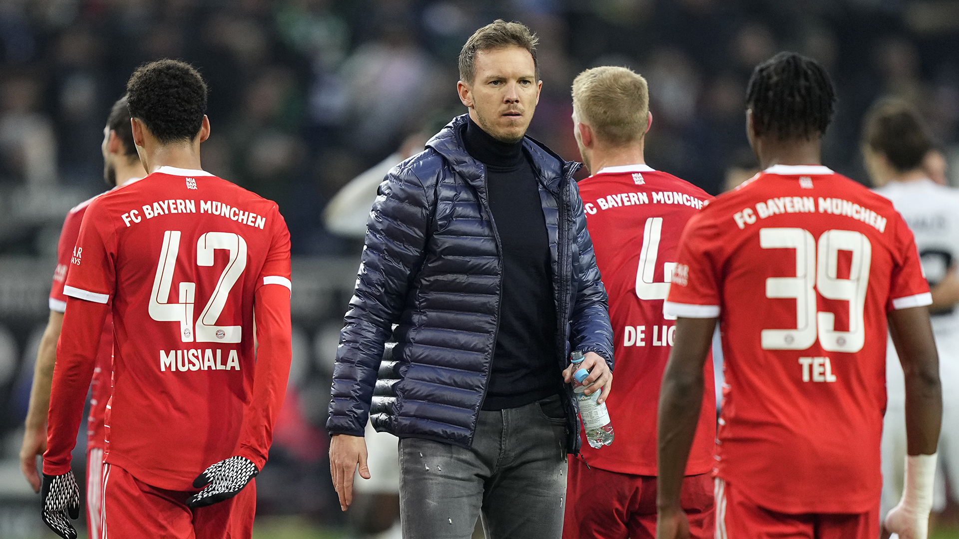El técnico del Bayern Múnich Julian Nagelsmann (centro) al final del partido contra Borussia Moenchengladbach en la Bundesliga, el sábado 18 de febrero de 2023. (AP Foto/Martin Meissner)