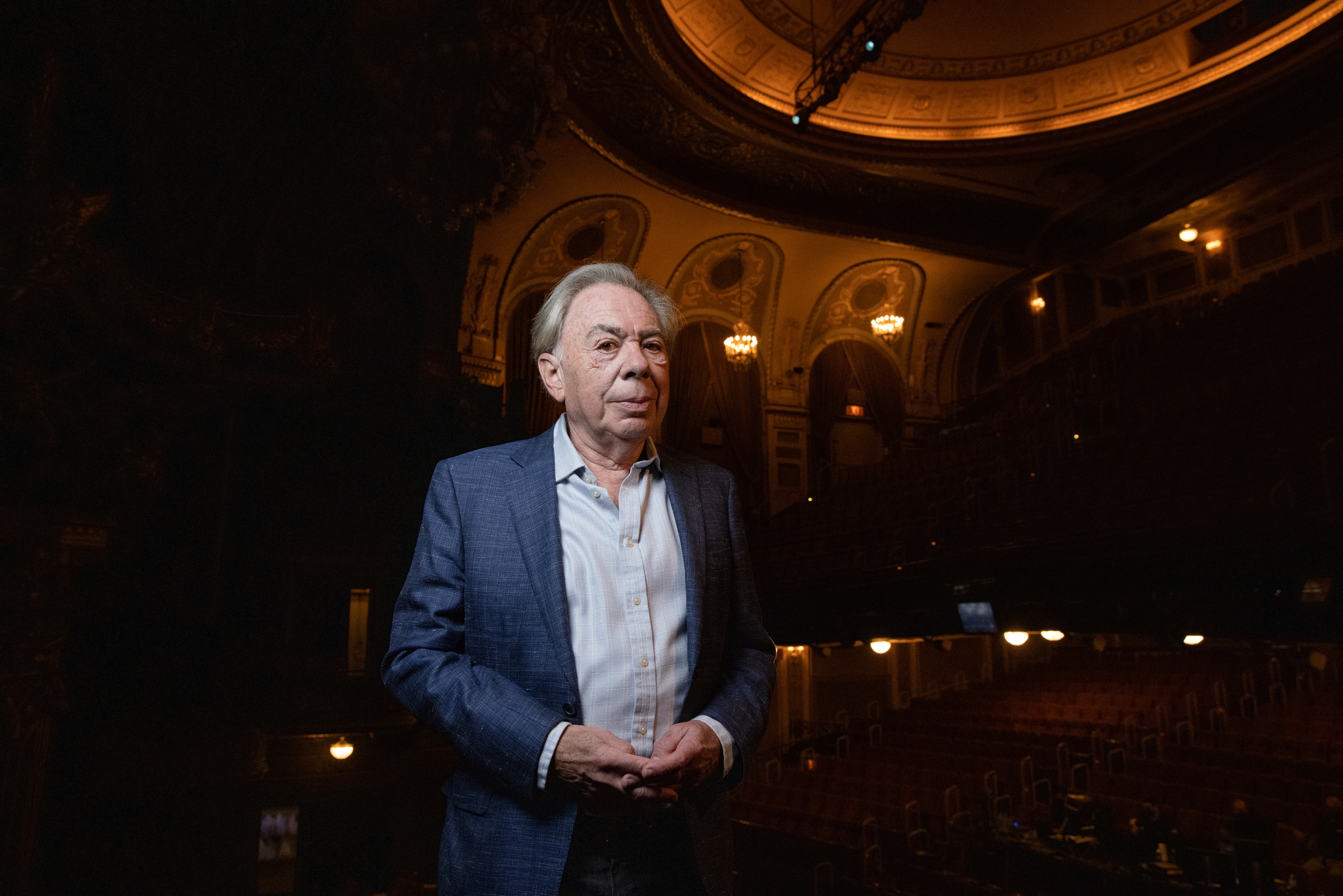 El compositor Andrew Lloyd Webber posa en el Teatro Majestic el día del reestreno de "El fantasma de la ópera" en Nueva York, Estados Unidos, 22 de octubre de 2021 (Reuters)