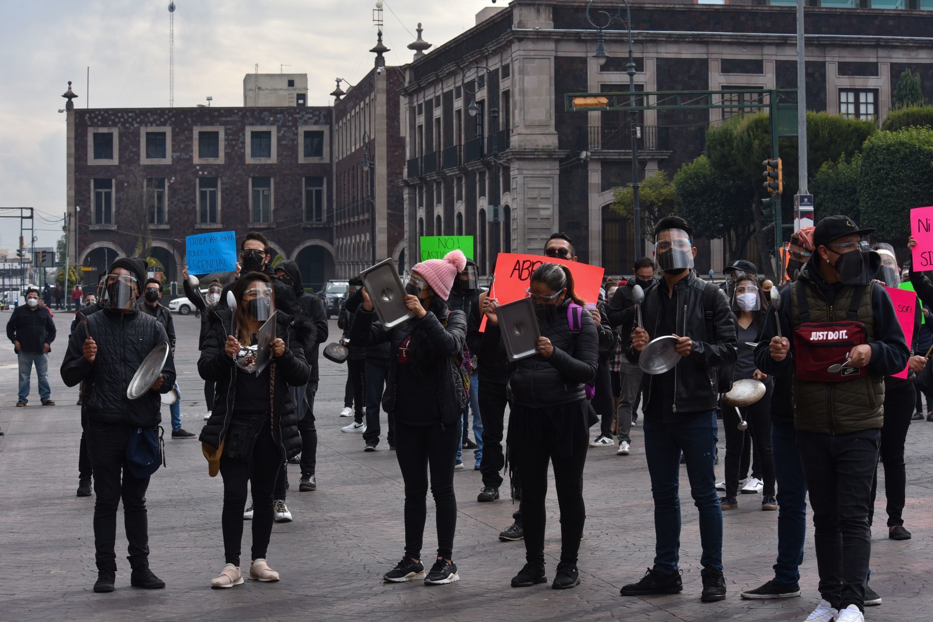 TOLUCA, ESTADO DE MÉXICO, 11ENERO2021.- Meseros, garroteros, cocineros, capitales, cantineros, trabajadores de restaurantes y empresarios realizaron un Cacelorazo #AbrirOmorir frente a Palacio de Gobierno, en donde hicieron un llamado de auxilio y diciendo que ya no pueden continuar más con esta situación y los dejen abrir; desde el inicio de la pandemia por COVID-19 se han cerrado definitivamente 10 mil restaurantes, con una pérdida de 50 mil empleos directos. FOTO: CRISANTA ESPINOSA AGUILAR /CUARTOSCURO.COM