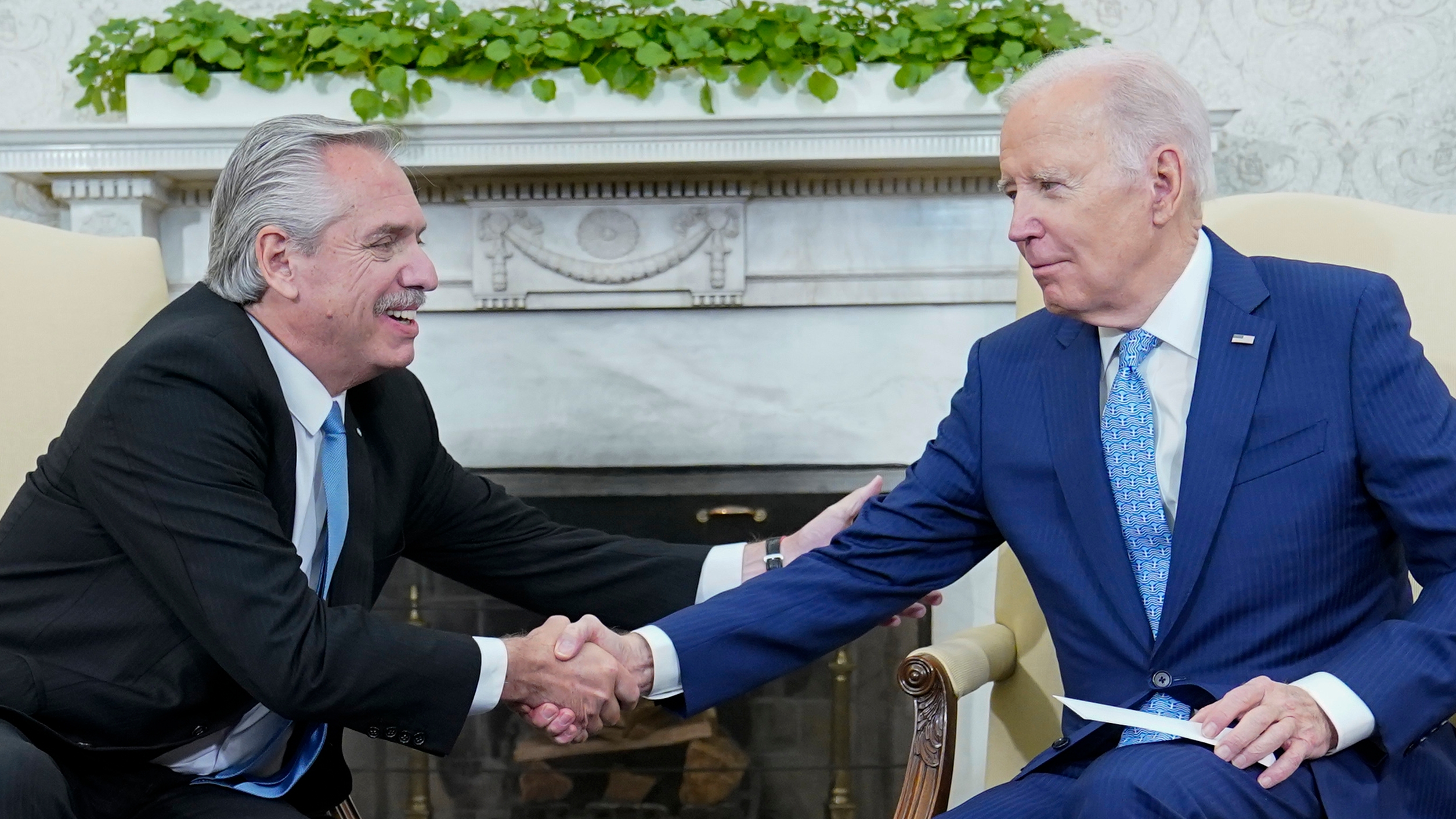 Alberto Fernández y Joseph Biden durante su encuentro en la Oficina Oval de la Casa Blanca 