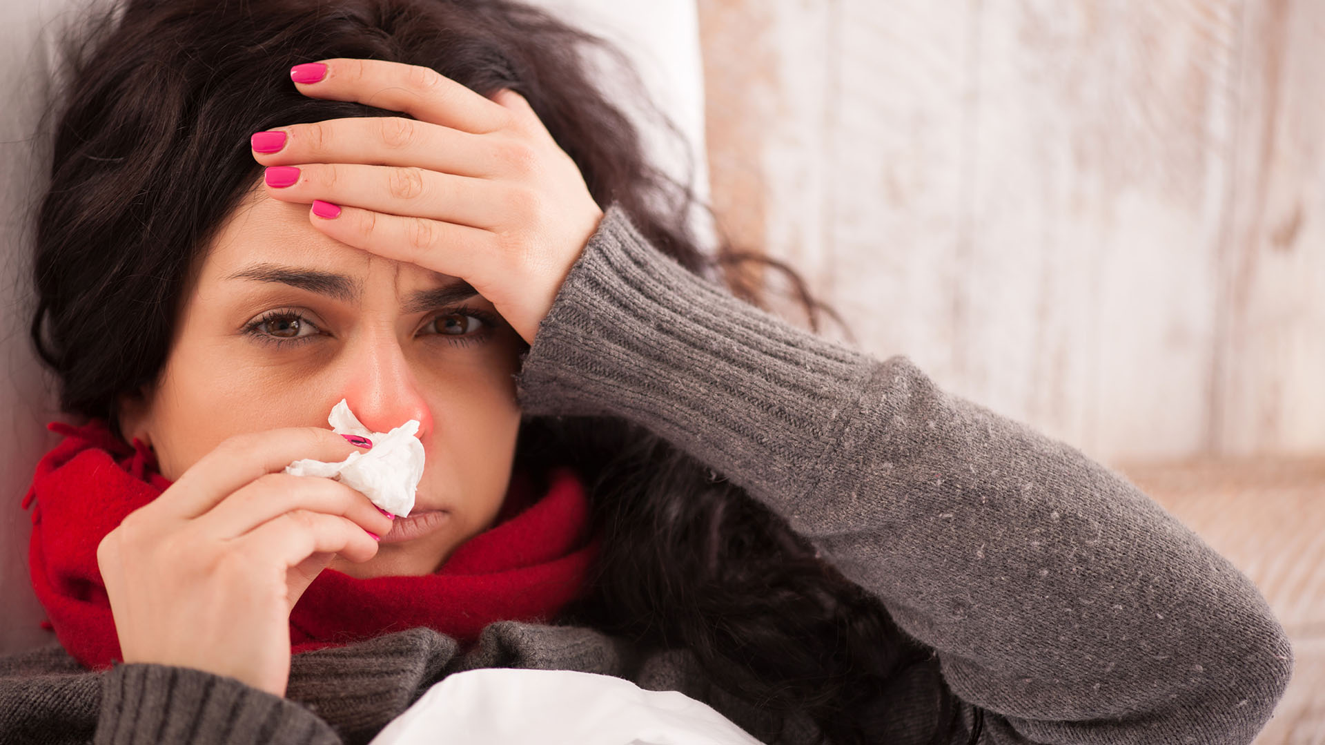 La tos persistente, la fiebre y la pérdida del olfato y gusto aparecen como los síntomas más presentados por los afectados por COVID-19 (Shutterstock.com)