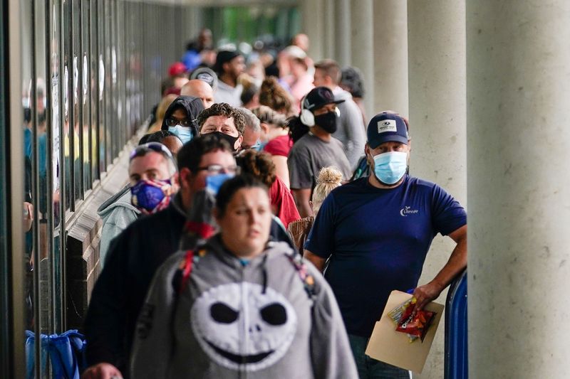 Cientos de personas hacen fila frente al Kentucky Career Center con la esperanza de encontrar ayuda con su solicitud de subsidio de desempleo, 18 de junio de 2020 (REUTERS/Bryan Woolston)