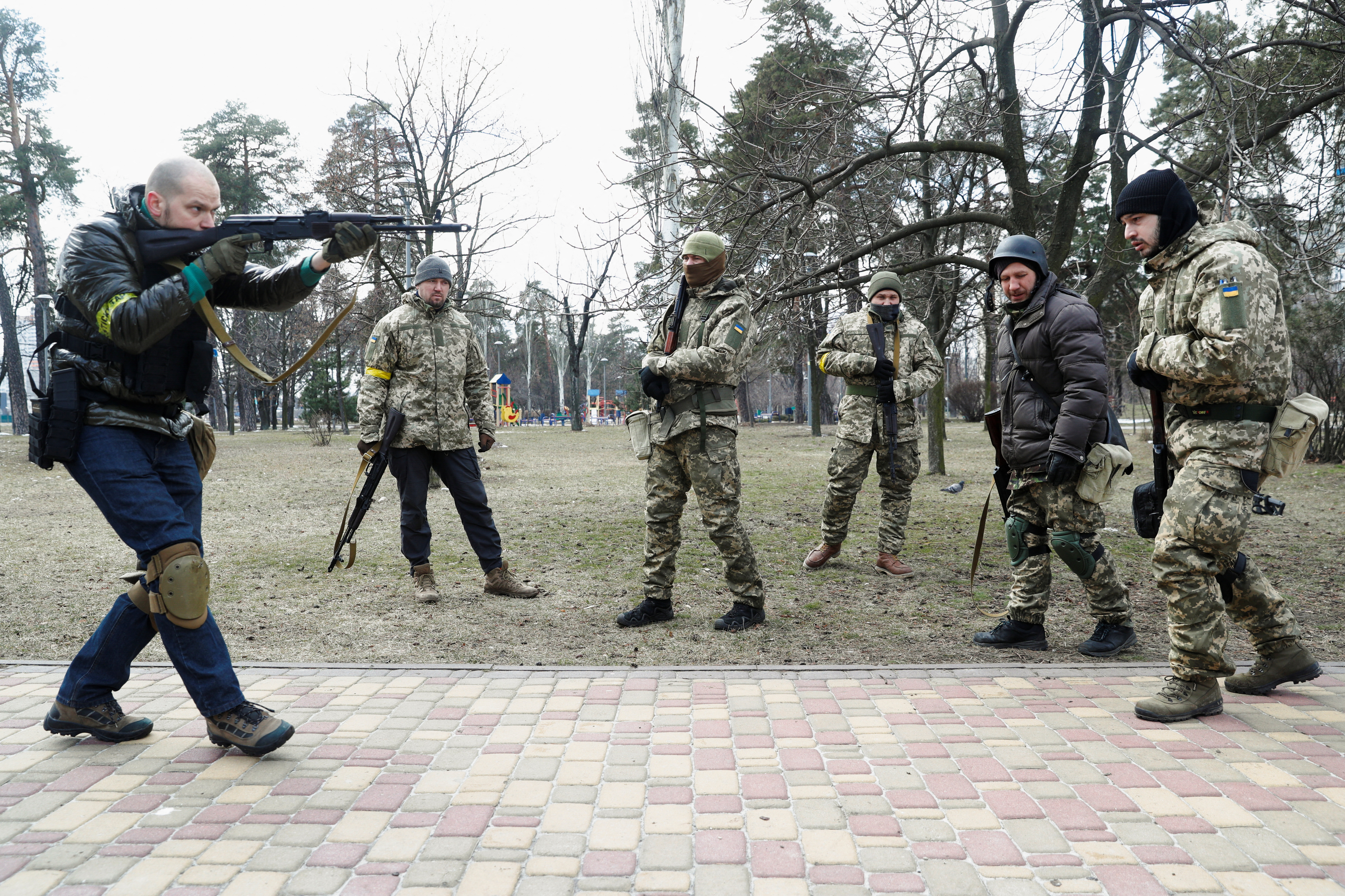 Un instructor militar trabaja con un grupo de miembros de las Fuerzas de Defensa Territorial de Ucrania en Kiev (REUTERS/Valentyn Ogirenko)