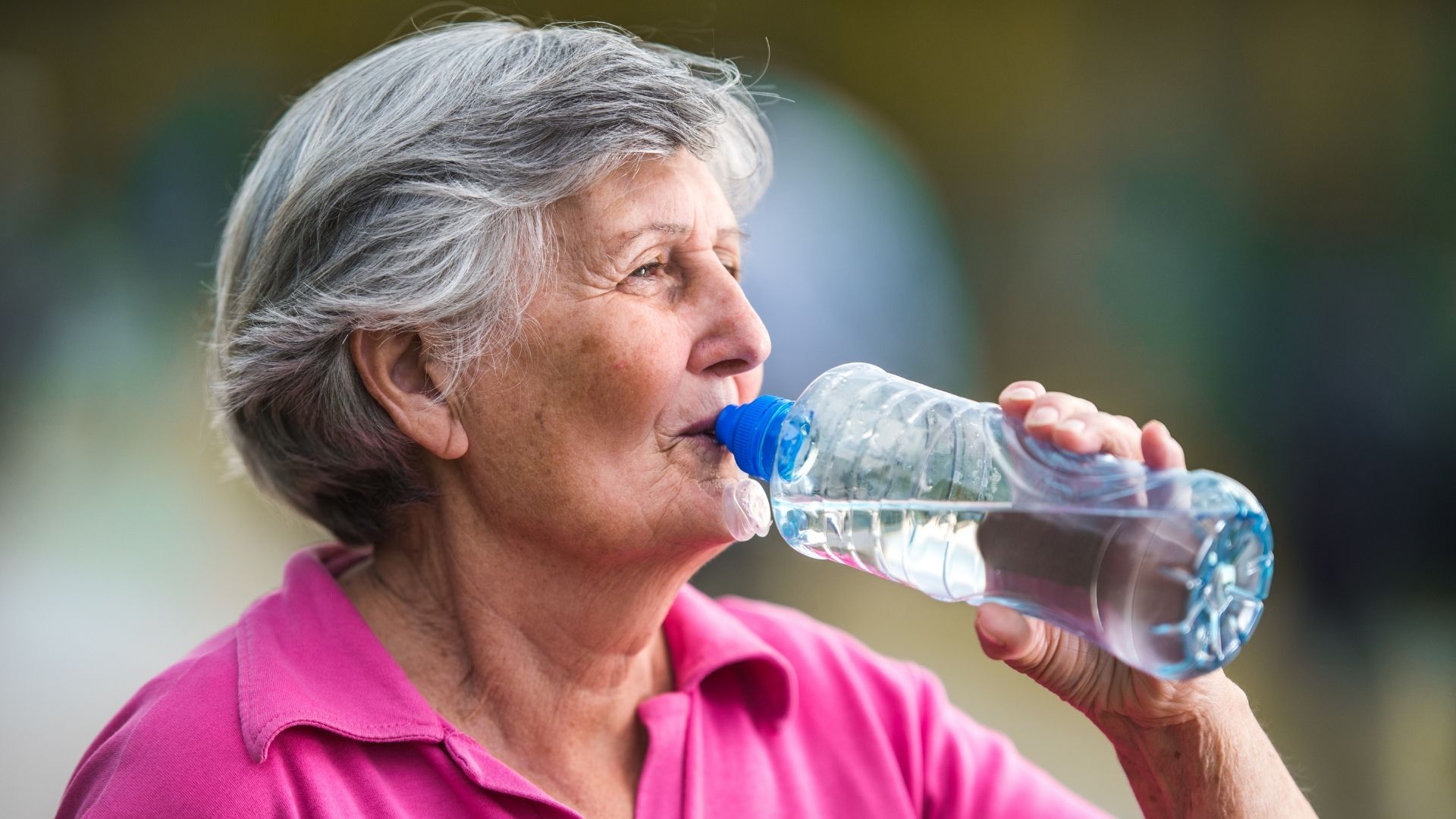 Los síntomas de deshidratación incluyen cefalea, delirio, confusión y mareos (Getty)