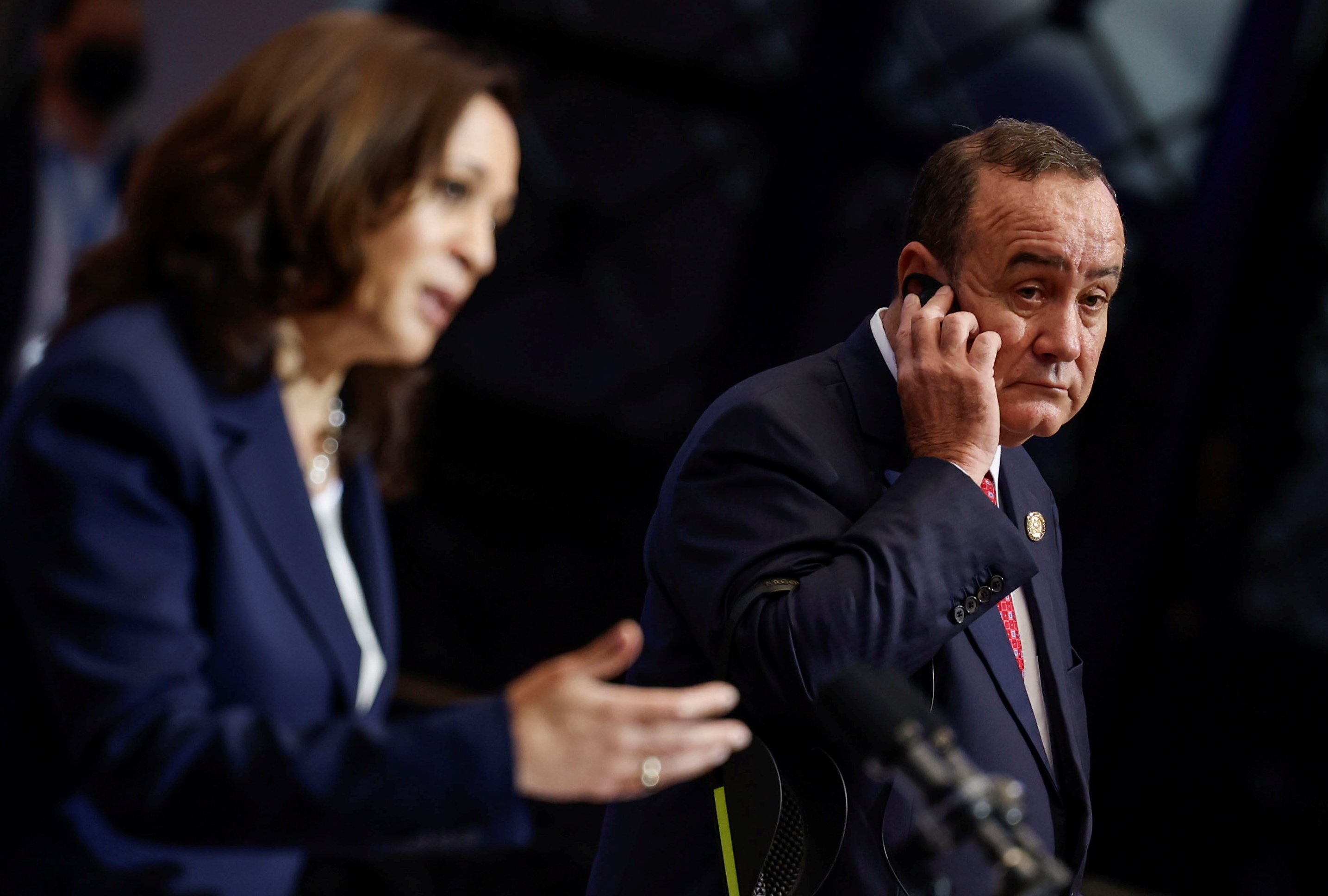 El presidente de Guatemala, Alejandro Giammattei, y la vicepresidenta de Estados Unidos, Kamala Harris, asisten a una rueda de prensa en el Palacio Nacional de la Cultura, en Ciudad de Guatemala (Guatemala), durante el primer viaje internacional de Harris como vicepresidenta a Guatemala y México, el 7 de junio de 2021. REUTERS/Carlos Barria
