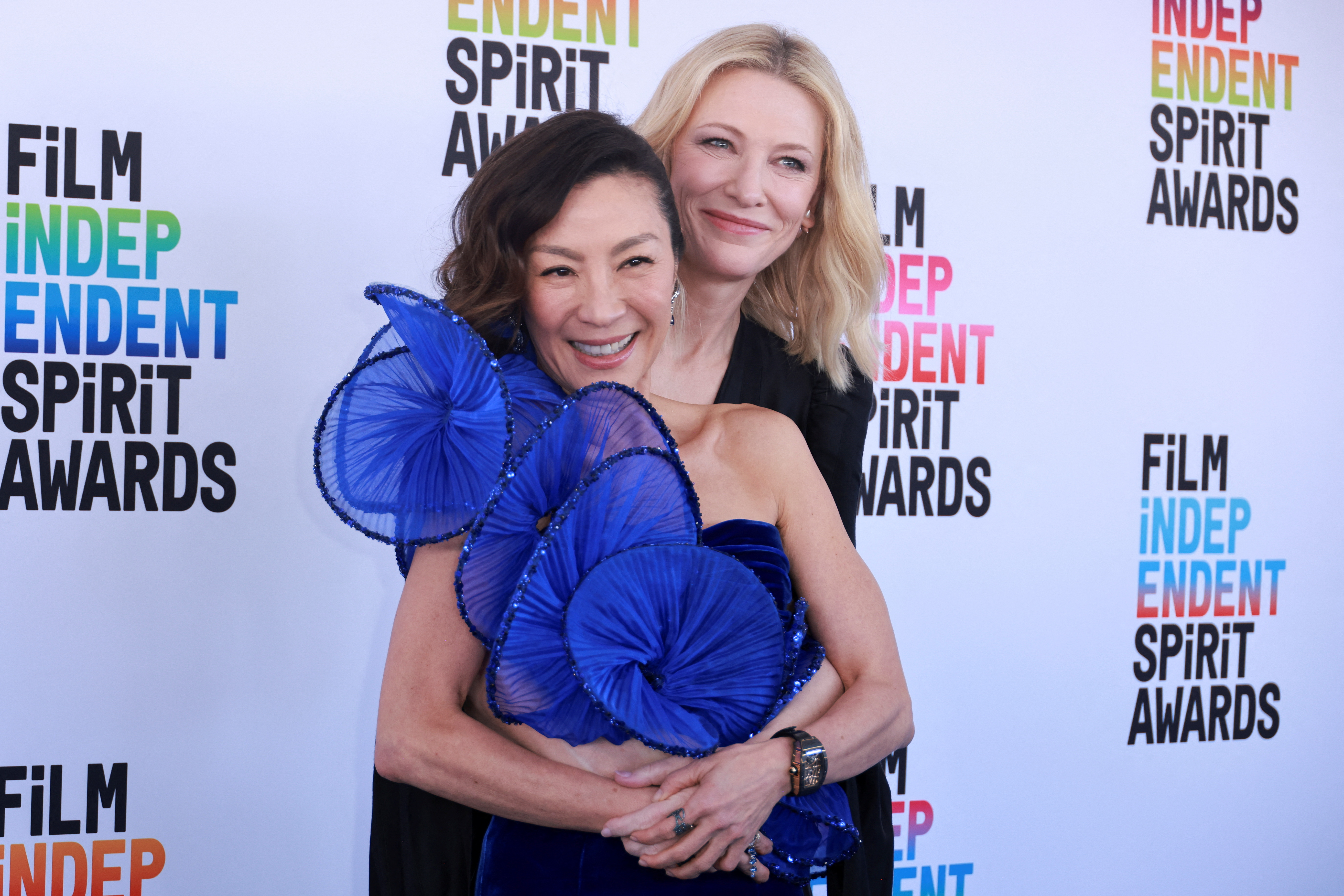 Las actrices Michelle Yeoh y Cate Blanchett asisten a la 38.ª edición de los Premios Independent Spirit en Santa Mónica, California, EE. UU., el 4 de marzo de 2023. REUTERS/Aude Guerrucci