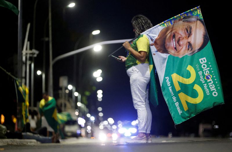 Simpatizante del presidente brasileño Jair Bolsonaro mira su teléfono móvil tras el cierre de las urnas en las elecciones presidenciales de Brasil, en Brasilia REUTERS/Adriano Machado/Foto de Archivo