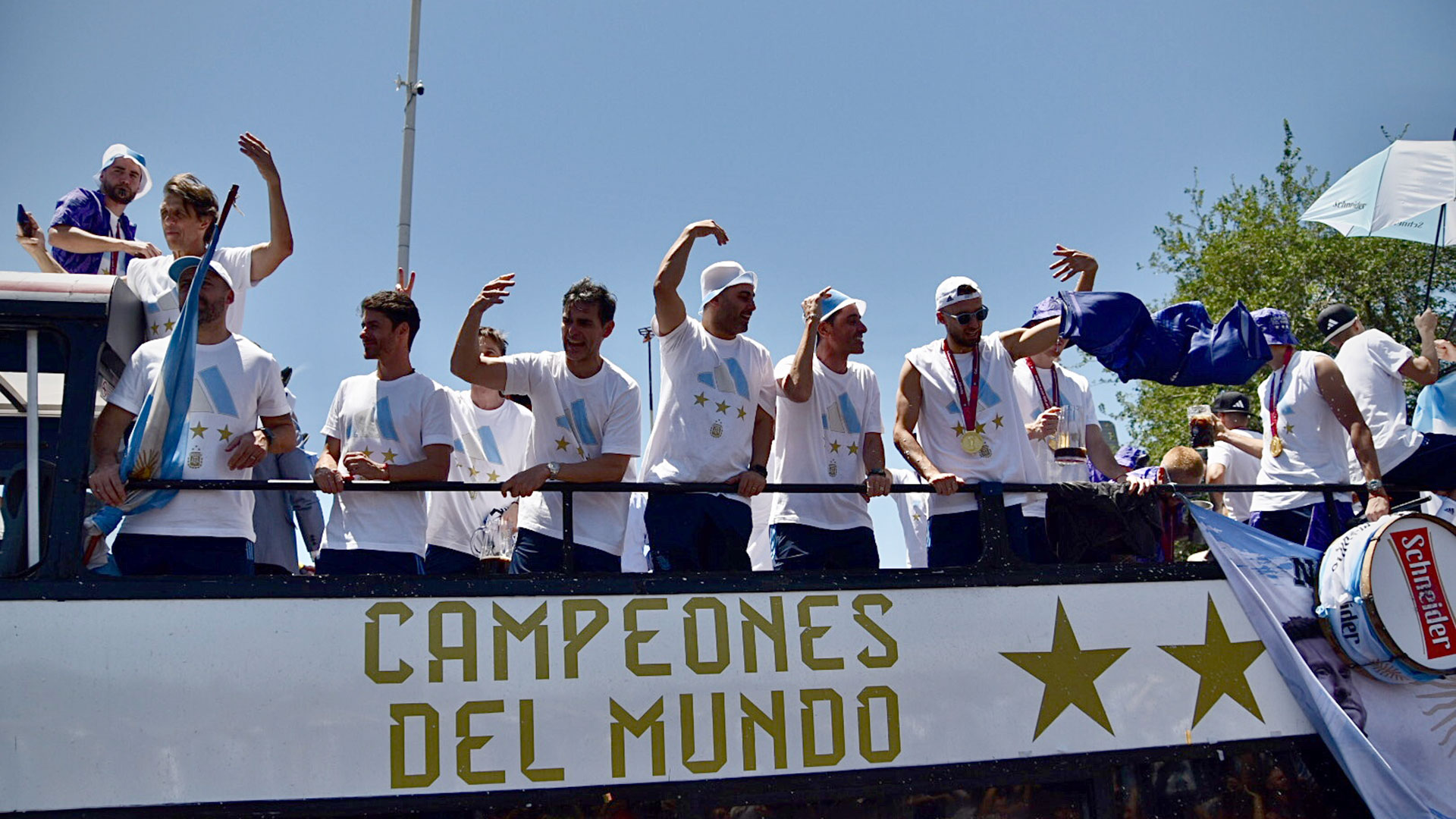 The National Soccer Team during the World Cup celebration caravan (Ariel Torres)
