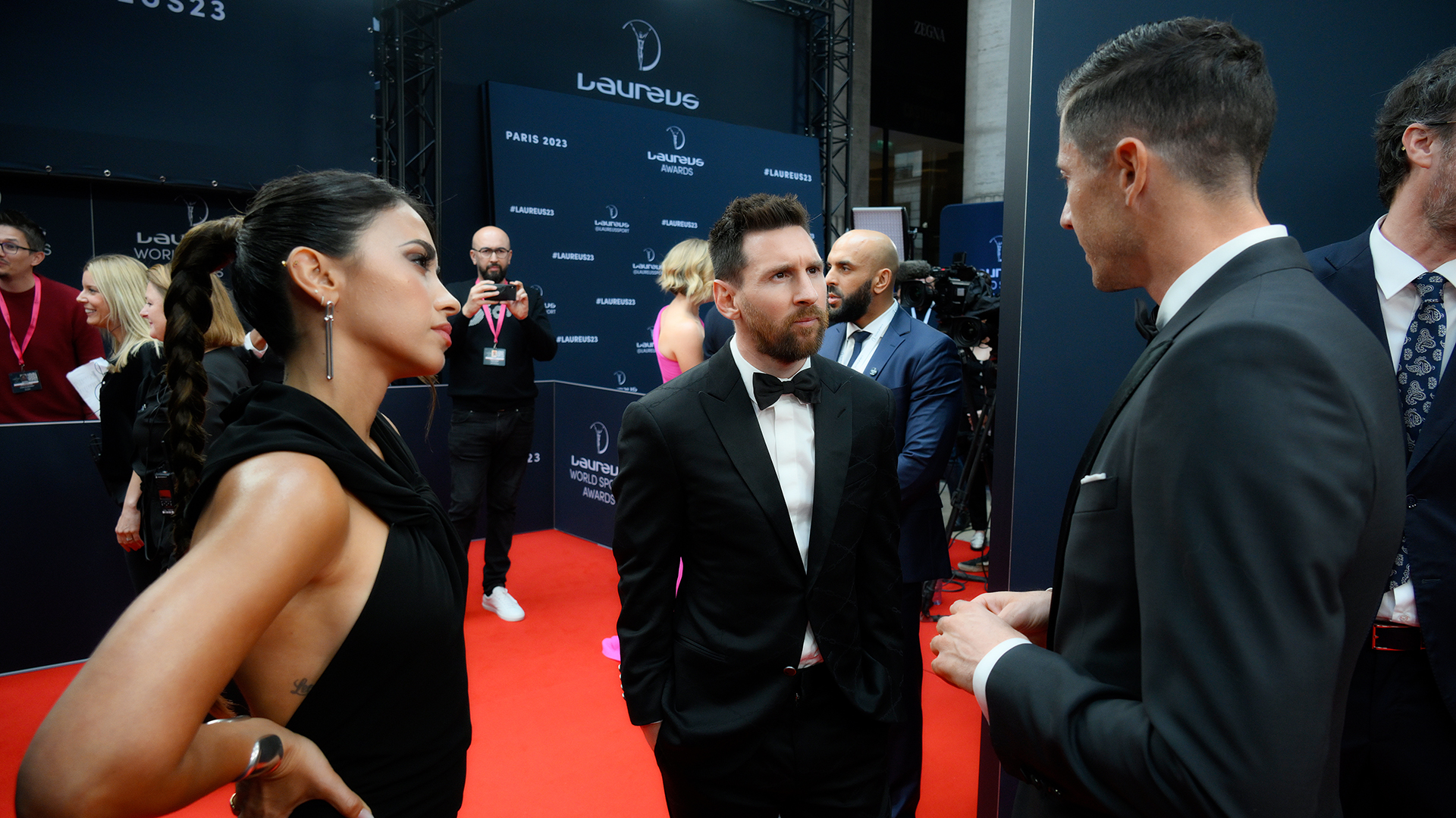 Messi y Antonela hablaron con Lewandowski durante el evento (Getty) 
