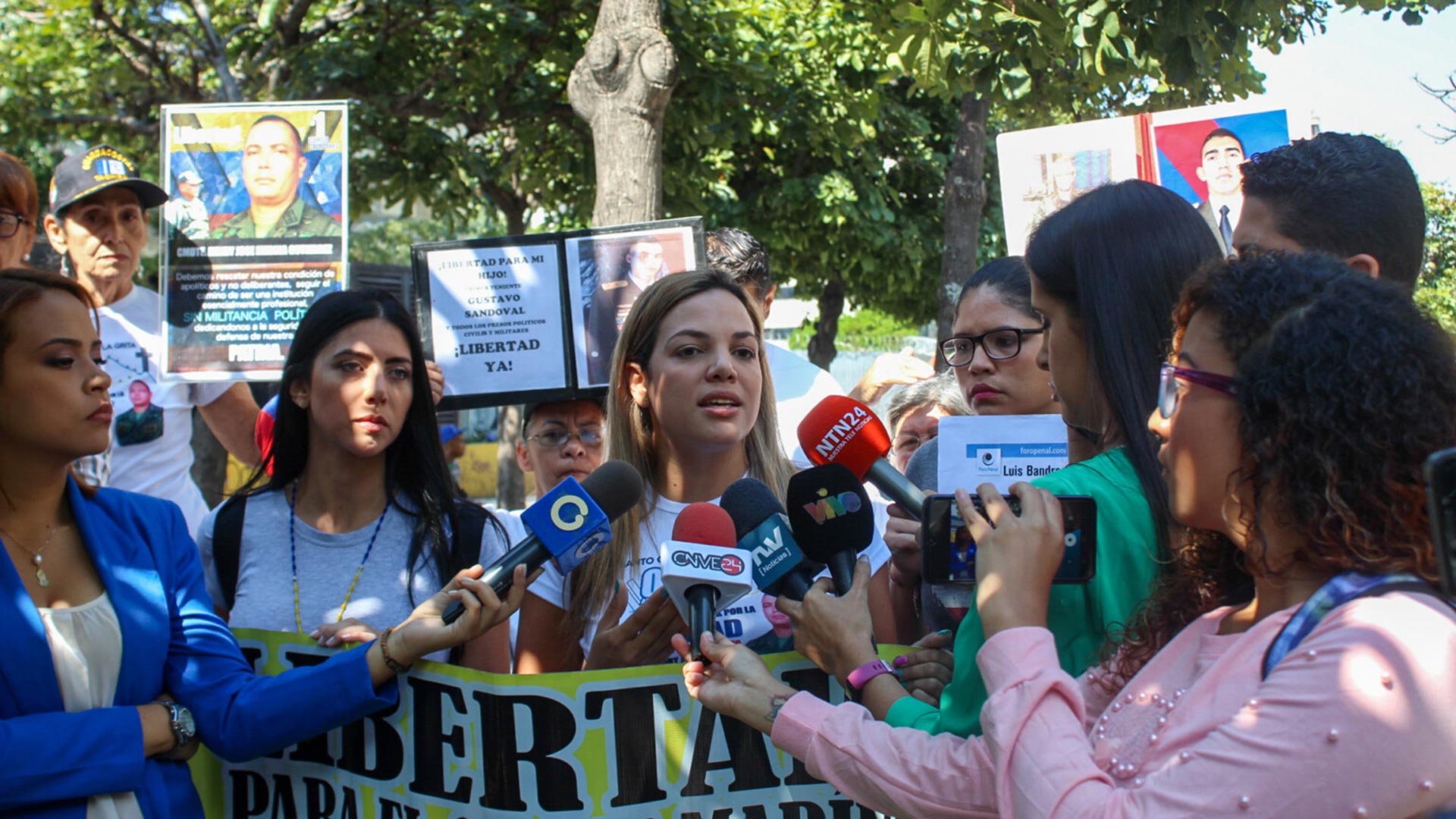 En una protesta, mujeres exigen libertad para sus familiares presos políticos militares