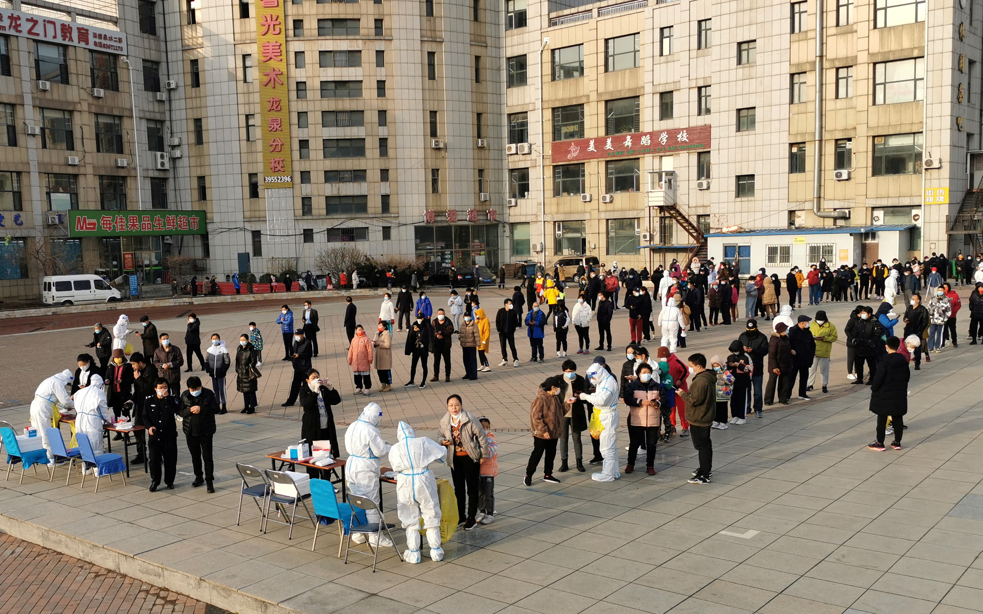 Los residentes se alinean en un sitio de pruebas de ácido nucleico durante una prueba masiva para la enfermedad del coronavirus (COVID-19), en un complejo residencial en Dalian, provincia de Liaoning, China 16 de marzo de 2022. China Daily vía REUTERS/Archivo