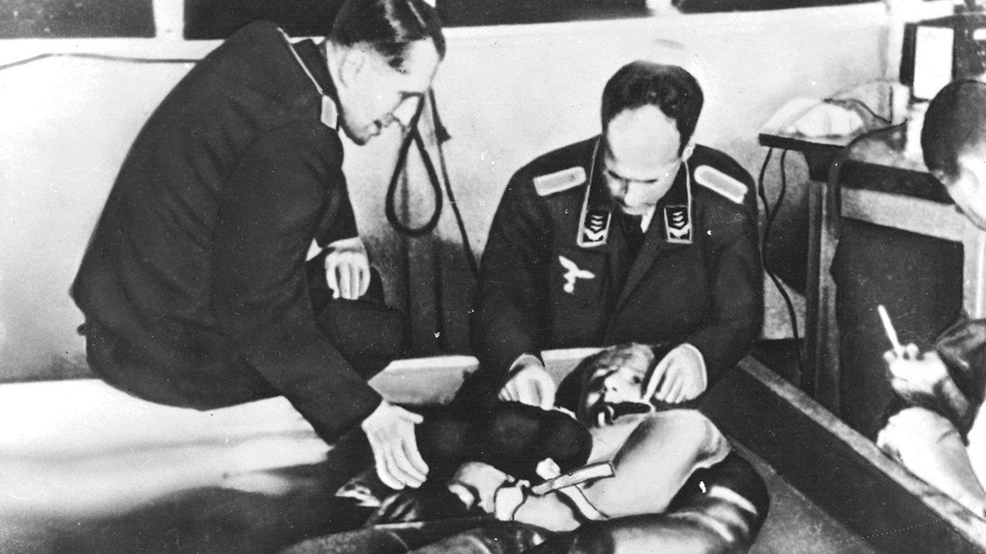 Inmersión en agua helada durante experimentos de hipotermia en el campo de concentración de Dachau. Lideran el experimento el profesor Holzlohner y el Dr Rascher. Los prisioneros no se ofrecieron ni dieron su consentimiento: fueron obligados a participar (Universal History Archive/UIG/Shutterstock)

