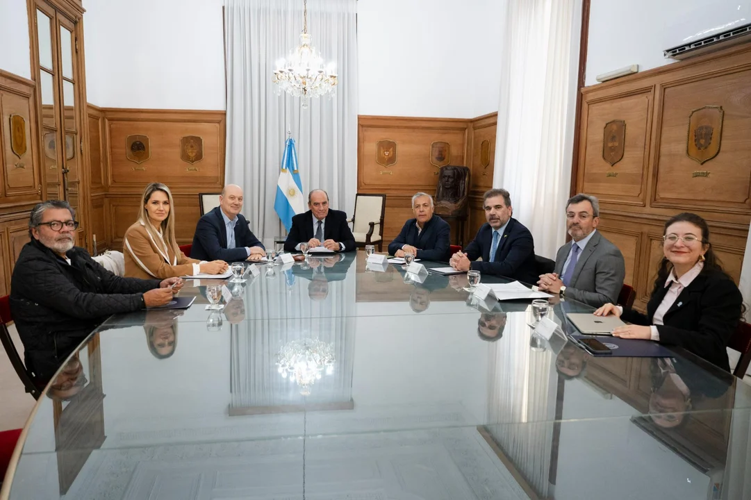 ¿Fue penal? La lupa sobre la falta a Maravilla Martínez que le dio a Racing la llave para revertir una dramática serie de Copa Libertadores ante Peñarol