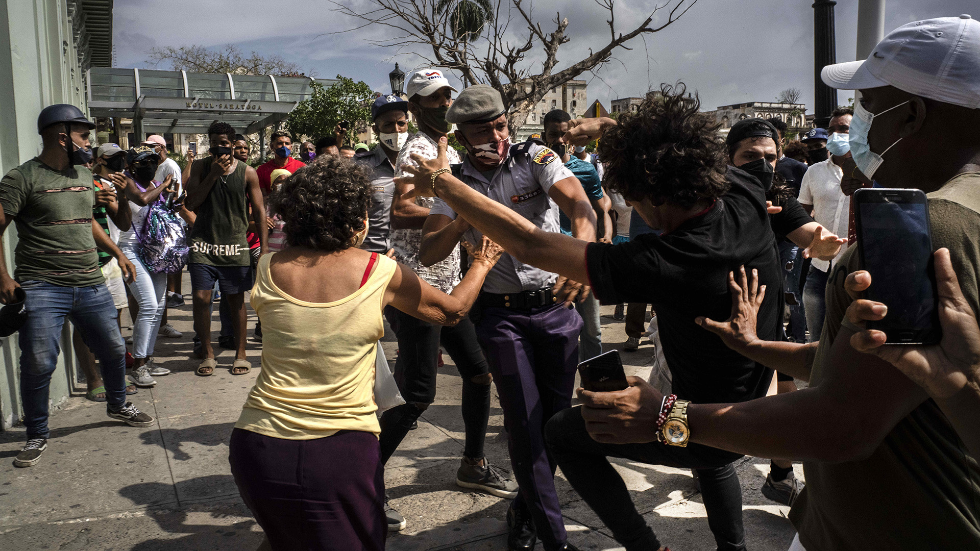 La policía pelea y detiene a un manifestante antigubernamental durante una protesta en La Habana, Cuba, el domingo 11 de julio de 2021. Cientos de manifestantes salieron a las calles en varias ciudades de Cuba para protestar contra la escasez de alimentos y los altos precios en medio de la crisis sanitaria por la pandemia de coronavirus. (Foto AP/Ramón Espinosa)