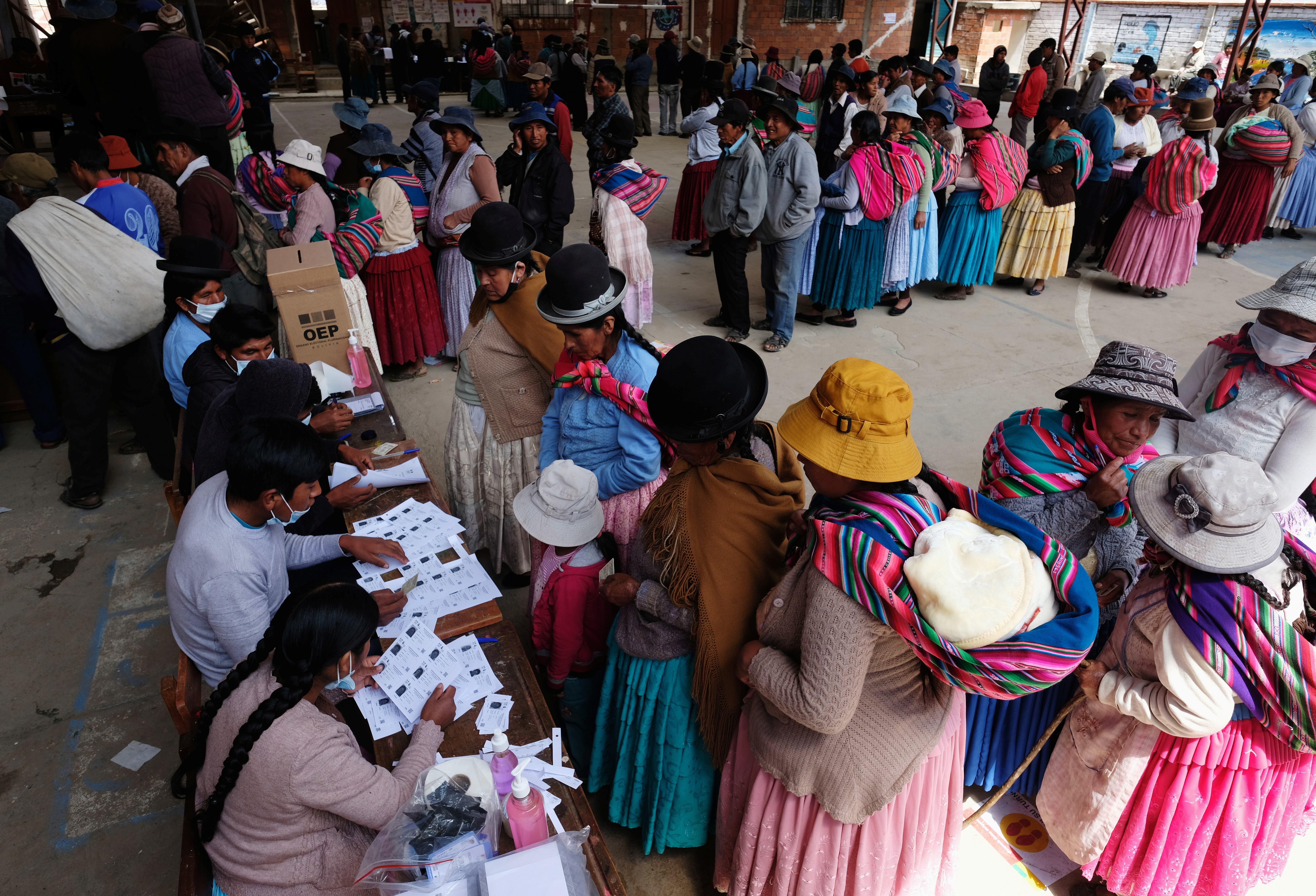 Personas en fila en un centro electoral en Cohoni, Bolivia (REUTERS/Wara Vargas)