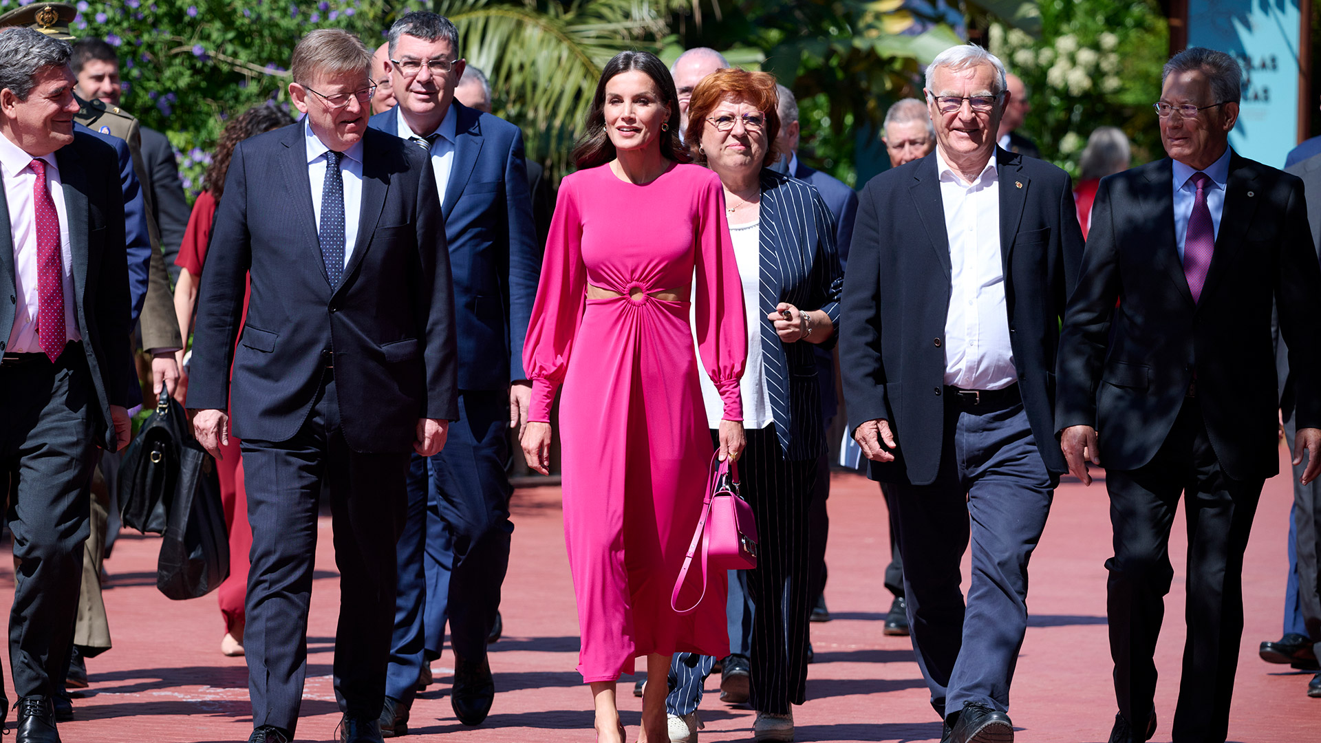 The monarch joined one of the latest fashion trends thanks to a model made by the Sevillian firm Cayro Woman, at an event held in Valencia for World Red Cross and Crescent Day. Red (Photo by Carlos Alvarez H./Getty Images)