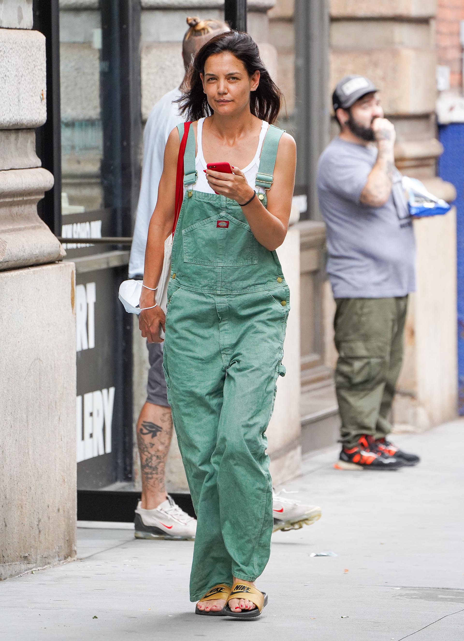Katie Holmes recorrió las tiendas más exclusivas del barrio Soho de Nueva York, en donde hizo algunas compras. Para ello, la actriz lució un enterito de jean color verde y una musculosa blanca. Además, cargó una cartera roja que casualmente combinó con la funda de su celular