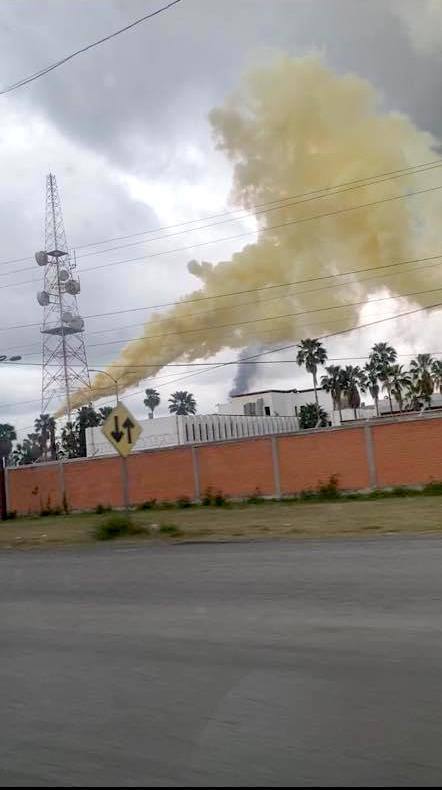 Columna de humo en Caderyta tras presunto desfogue de refinería de Pemex (Especial)
