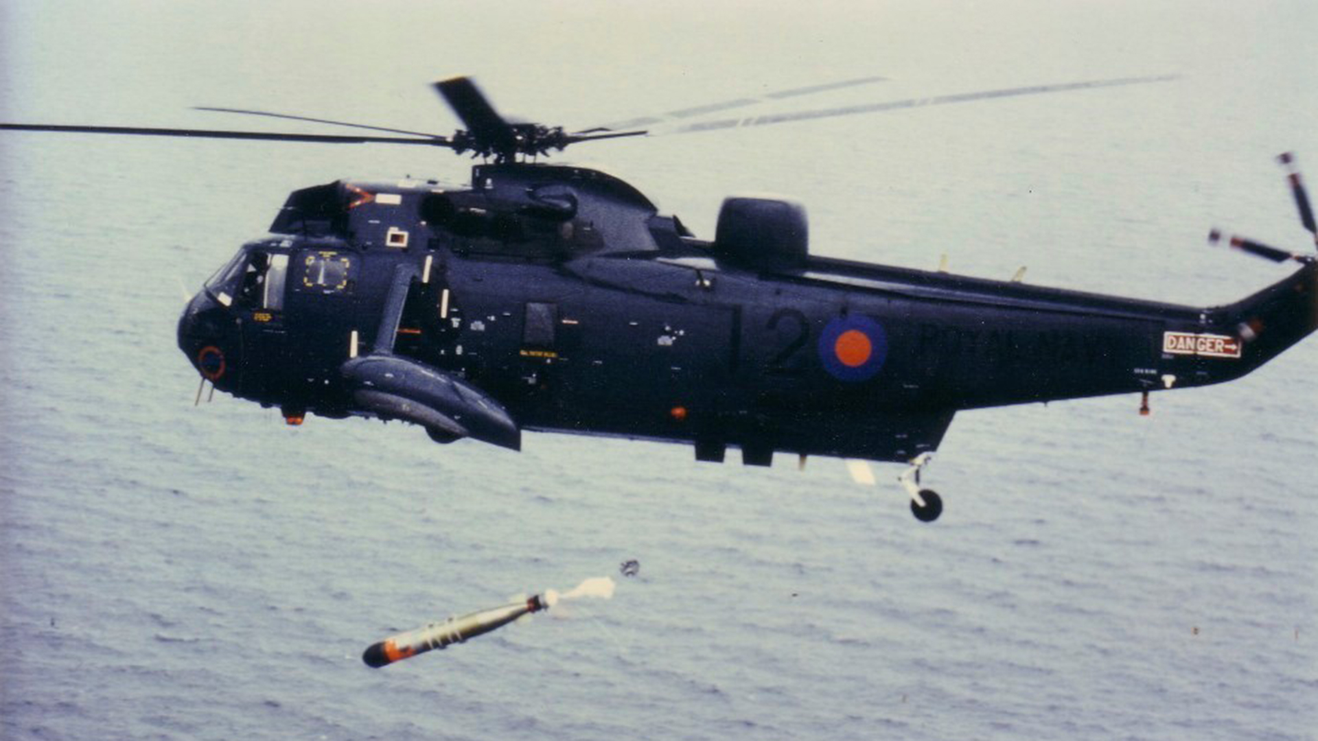 Un helicóptero británico Sea King HAS.5 (en este caso de la Escuadrilla Aeronaval 820, lanza un torpedo antisubmarino durante ejercicios 