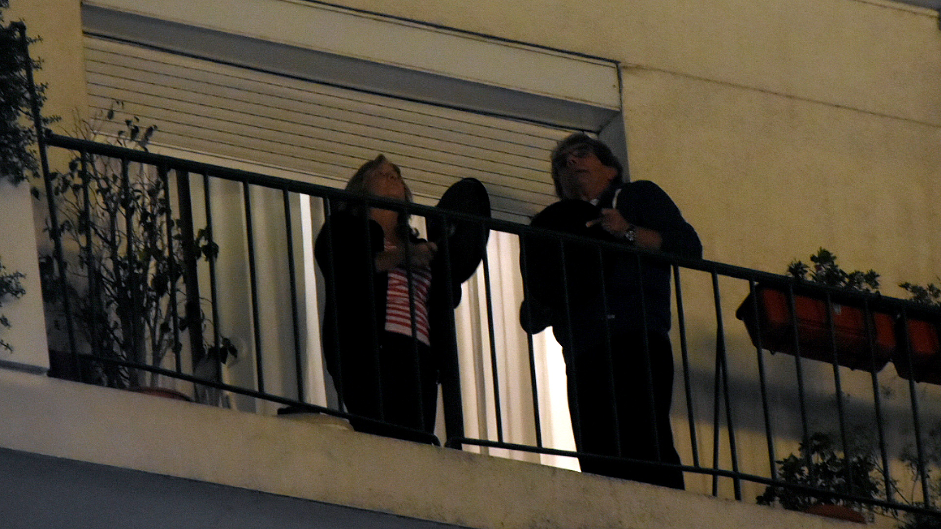 La gente salió a los balcones para manifestar su rechazo a la medida impulsada en la Justicia.